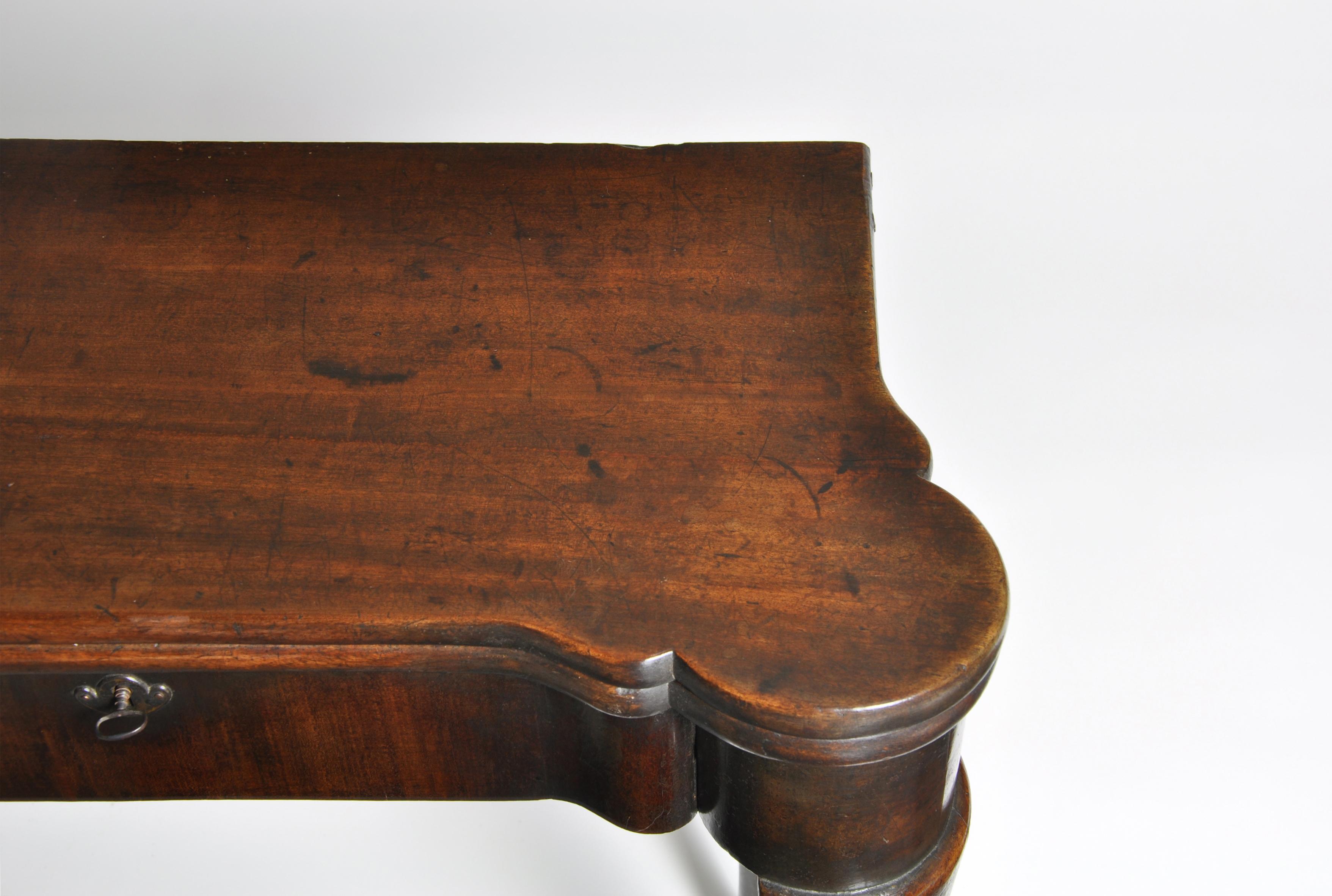 Britannique Petite table à thé en acajou de la période George II en vente