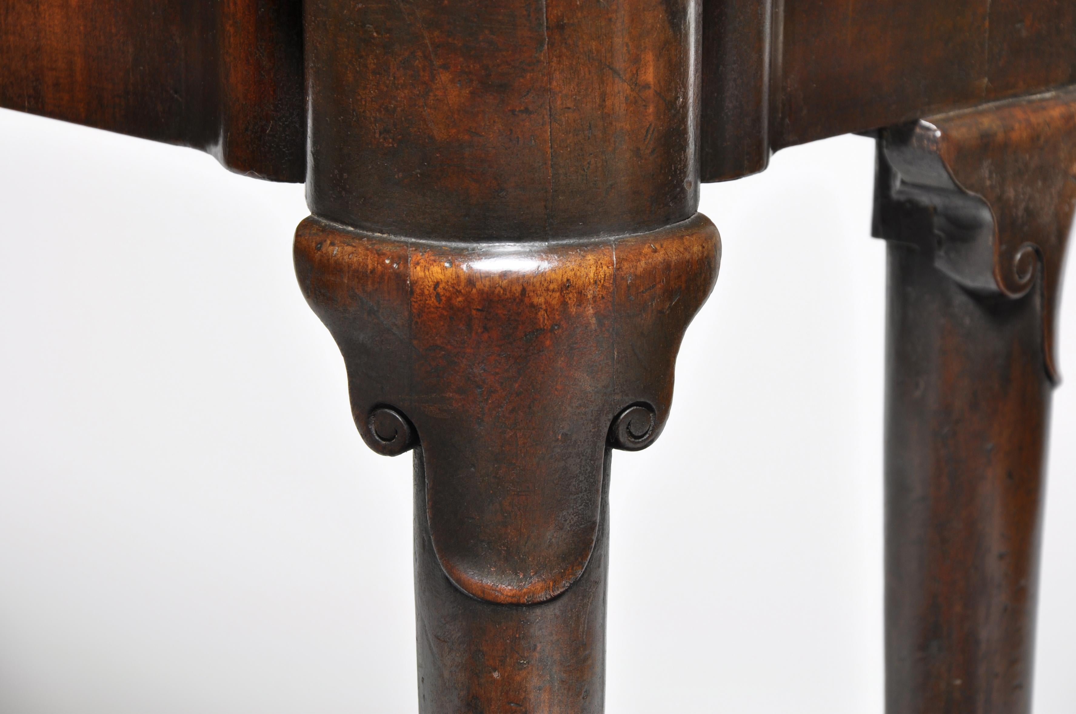 Sculpté Petite table à thé en acajou de la période George II en vente