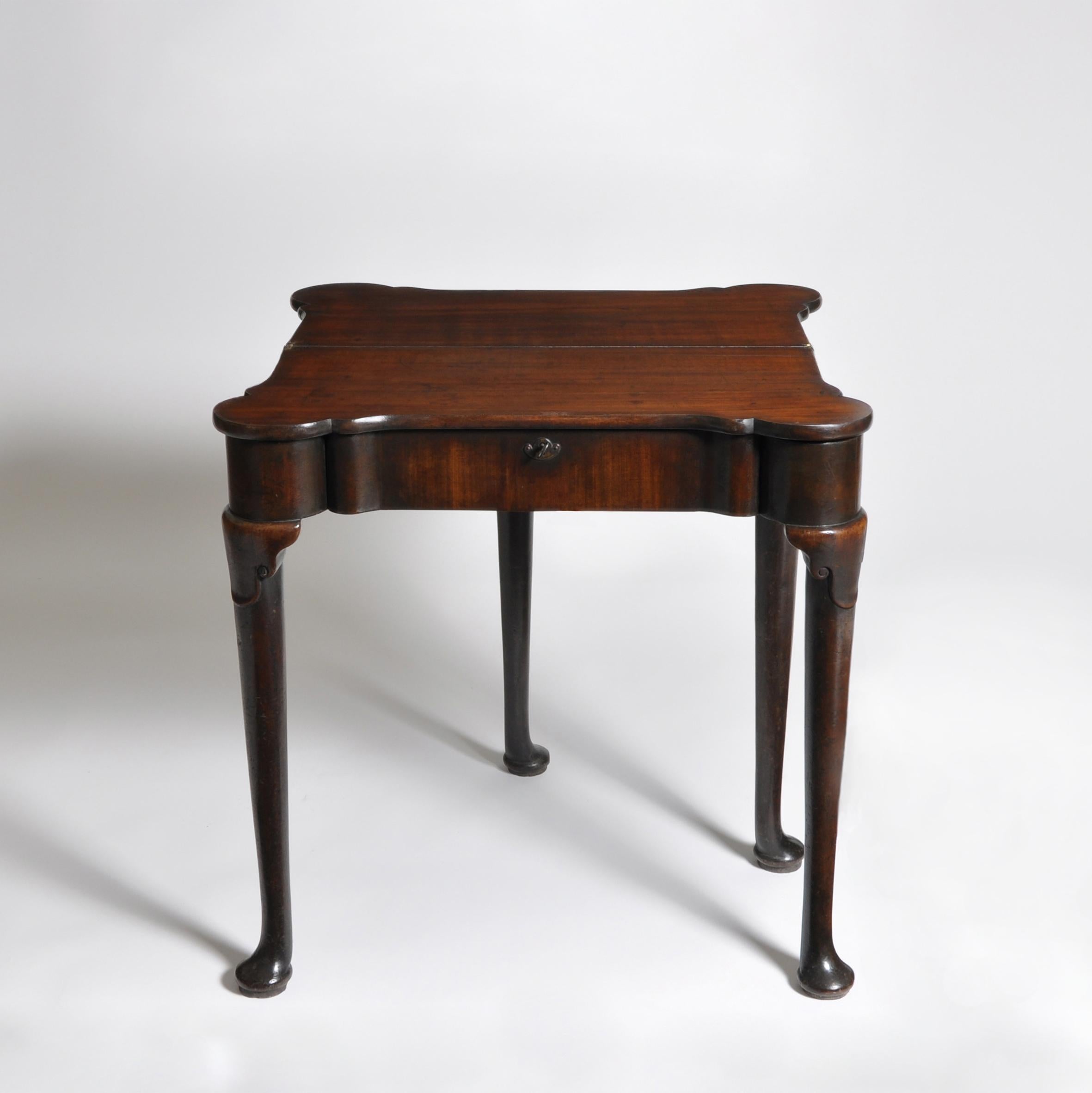 Petite table à thé en acajou de la période George II Bon état - En vente à London, GB