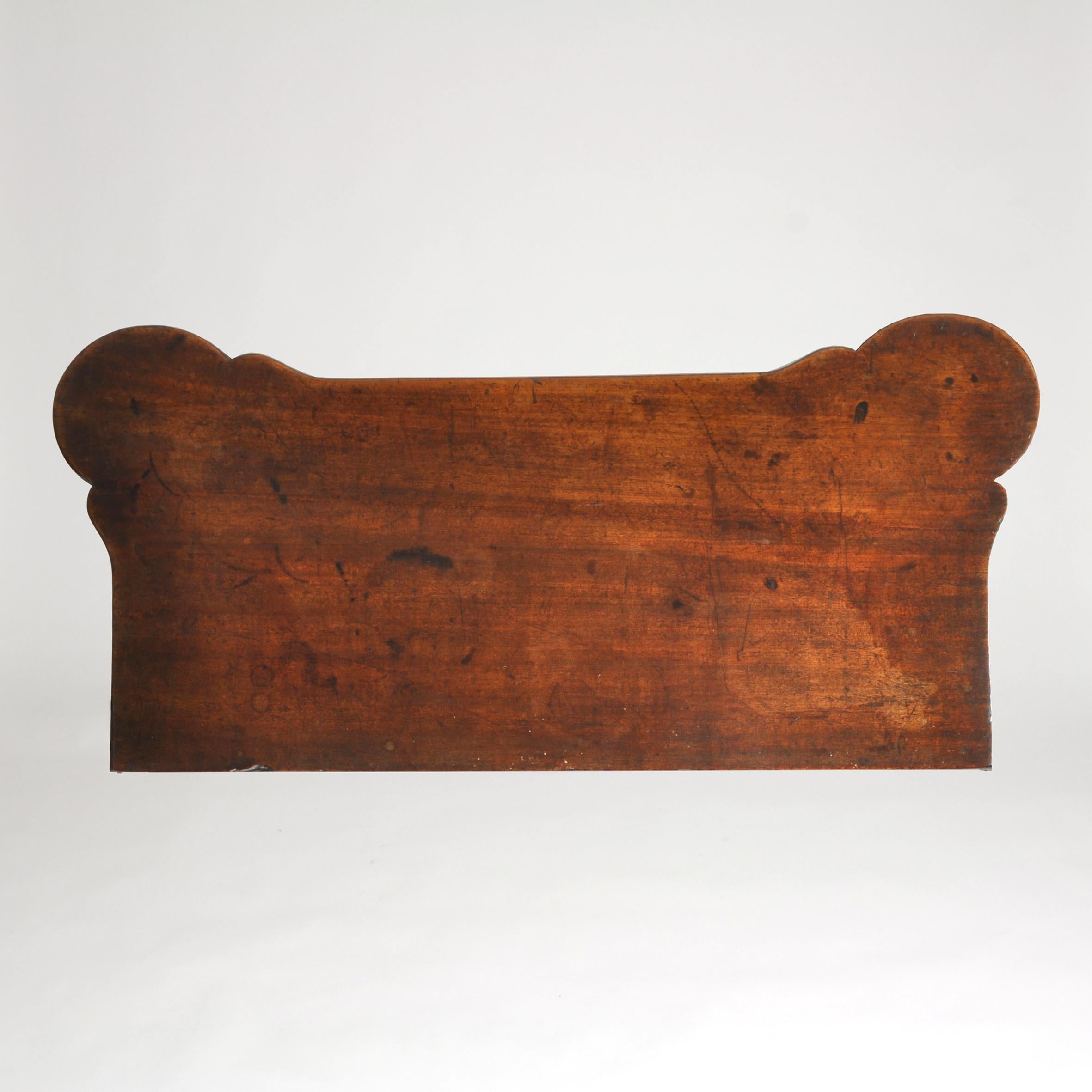 XVIIIe siècle Petite table à thé en acajou de la période George II en vente