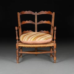 Petit Love Seat provençal avec un coussin à l'aiguille