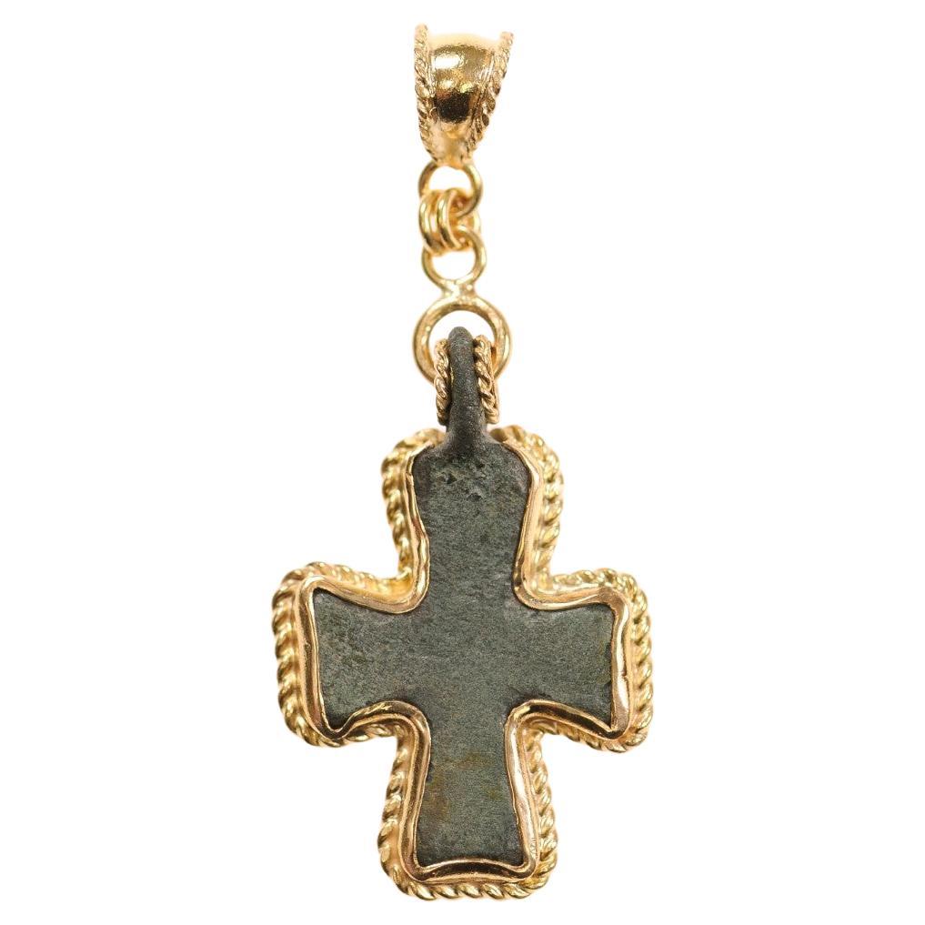 A small Roman cross w 21K embellishment (pendant only) In Excellent Condition For Sale In Atlanta, GA