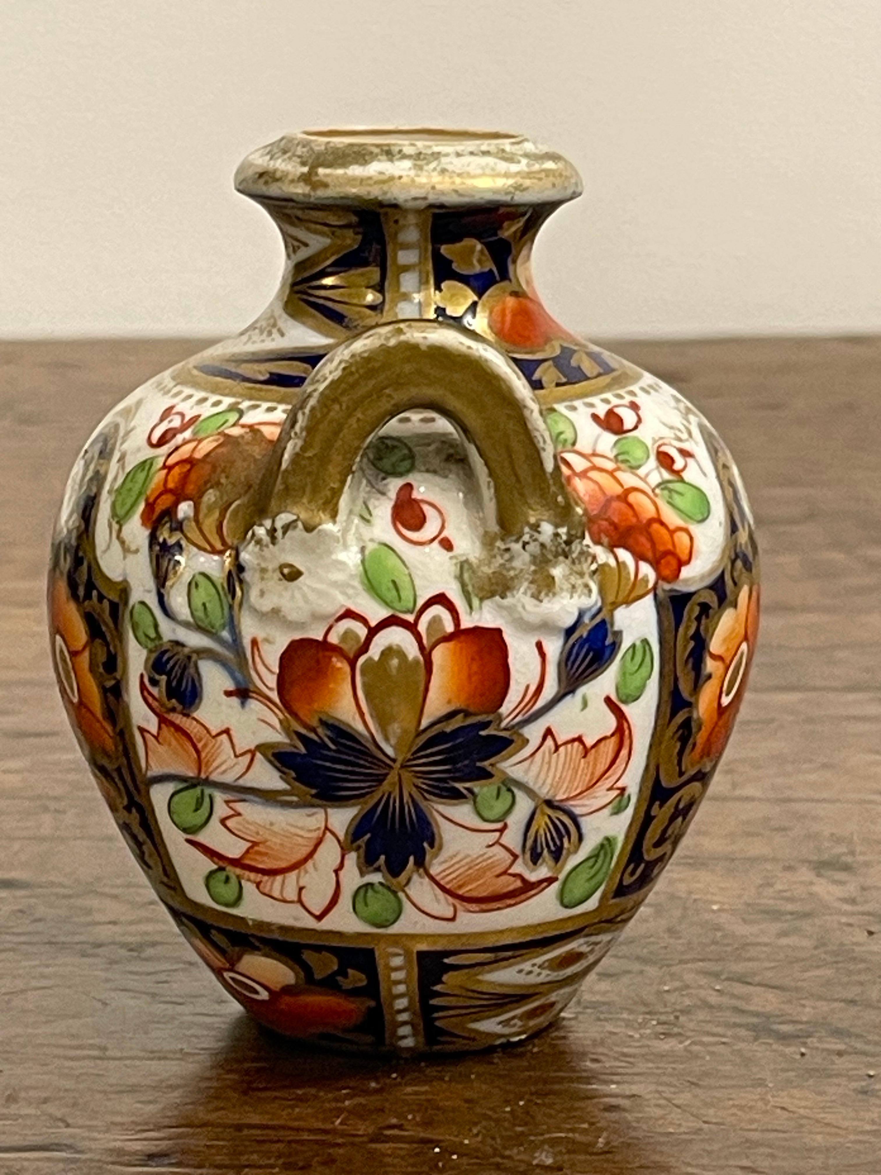 Petit vase Imari de style Amphora de Royal Derby, 19e siècle

Provenance : Collection privée de Melbourne.

Description :
Le petit vase de style Imari de style amphore à col, le bord évasé avec des restes de peinture dorée, le col s'étendant vers le