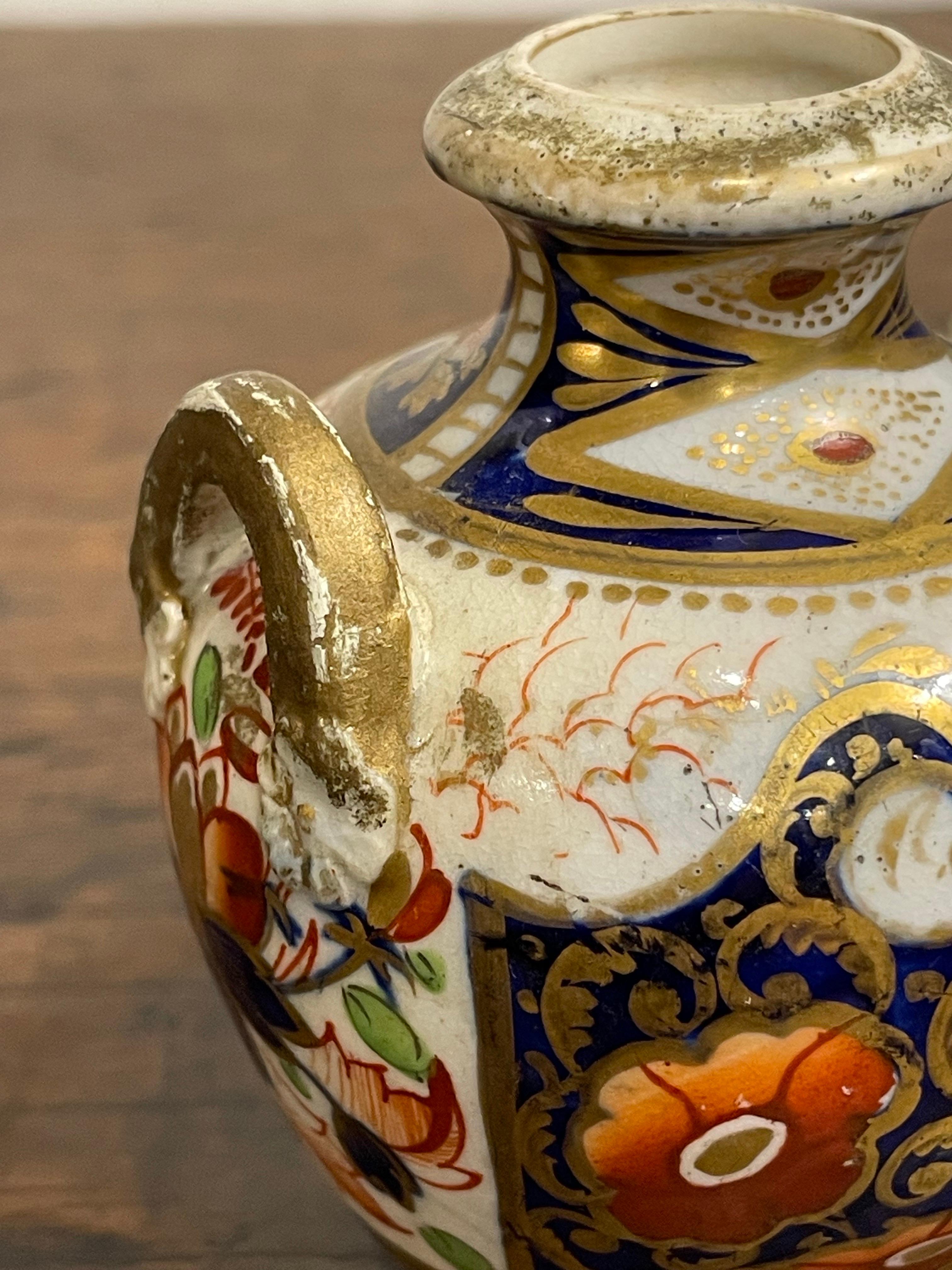 Anglais Petit vase Imari de style Amphora de Royal Derby, 19e siècle en vente
