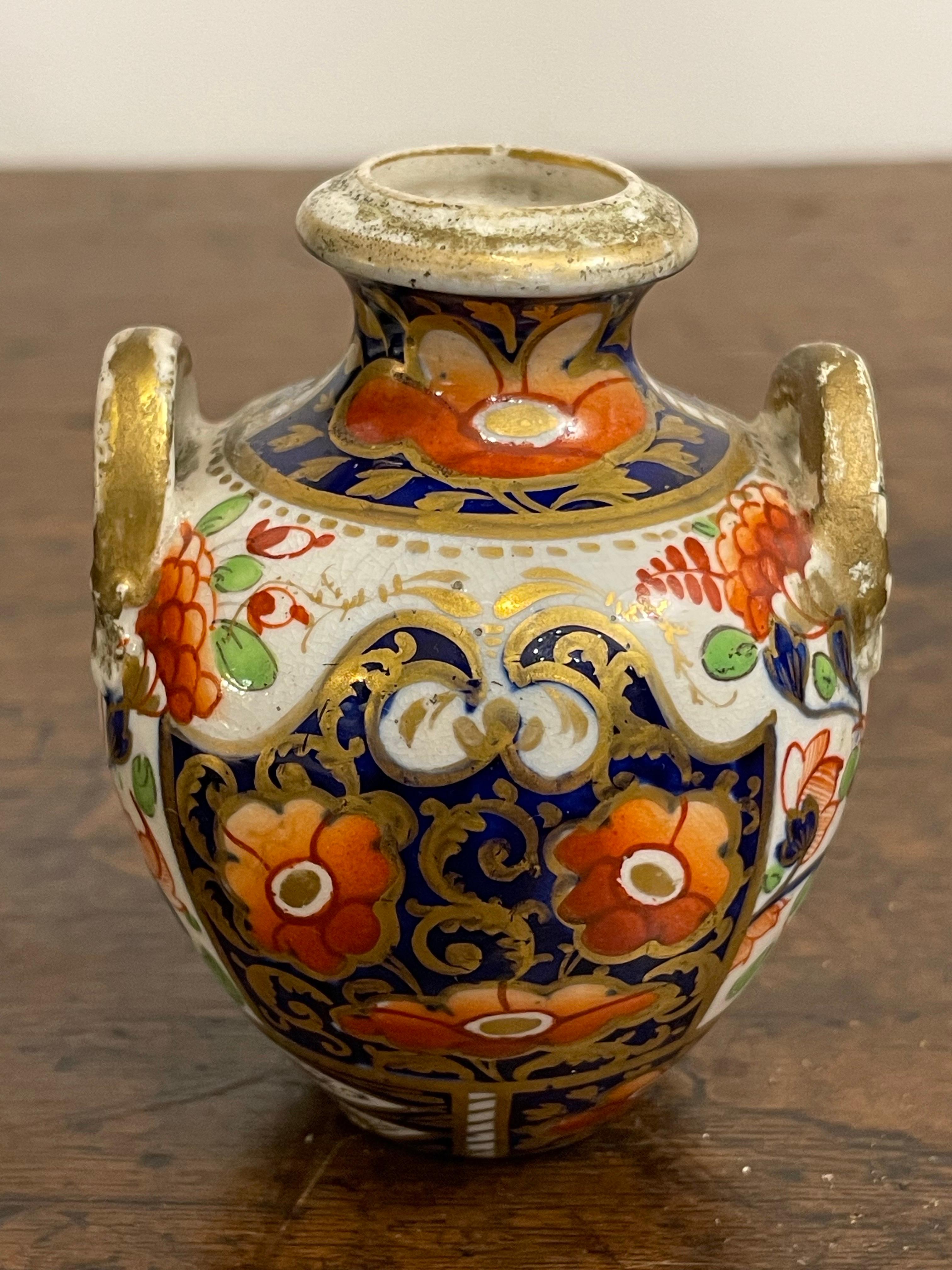 Fait main Petit vase Imari de style Amphora de Royal Derby, 19e siècle en vente
