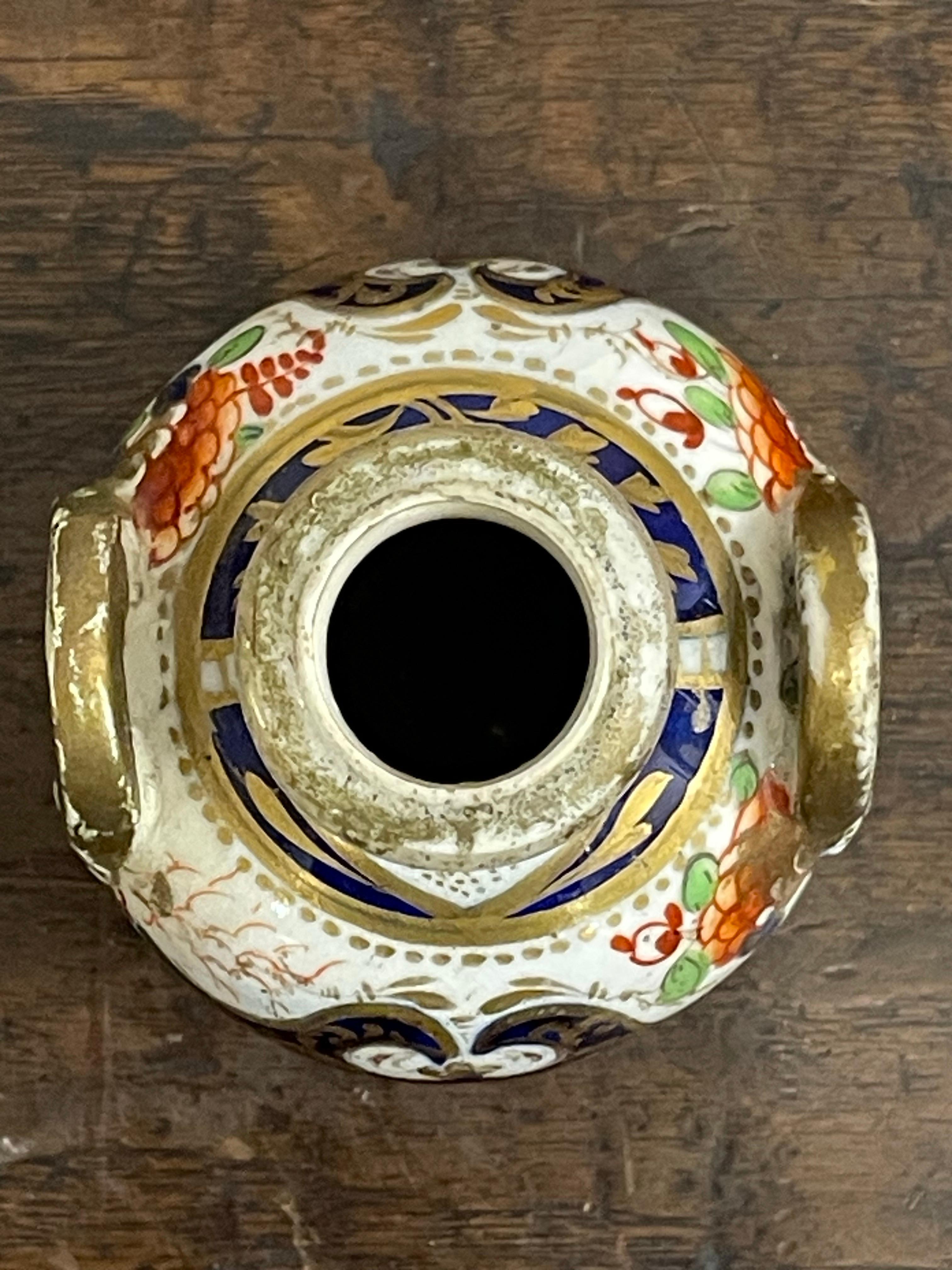 Petit vase Imari de style Amphora de Royal Derby, 19e siècle Bon état - En vente à ARMADALE, VIC