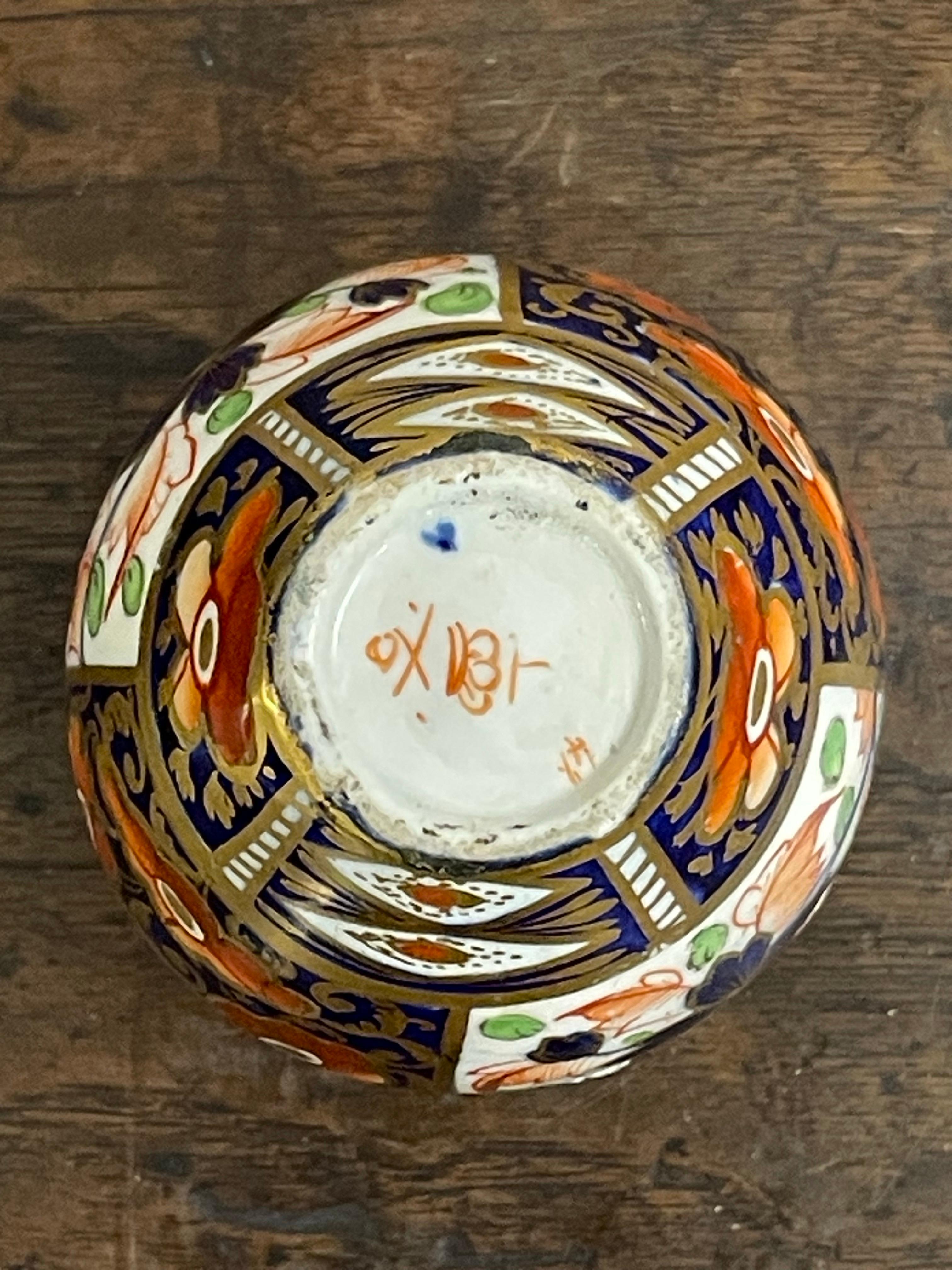 XIXe siècle Petit vase Imari de style Amphora de Royal Derby, 19e siècle en vente