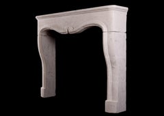 Rustikaler französischer Steinkamin in kleinem Maßstab