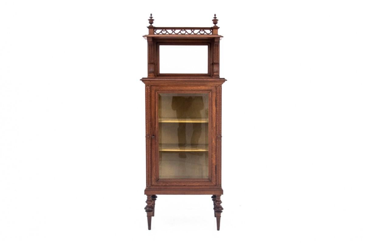 A small showcase, France, circa 1910.

Very good condition, after professional renovation in our workshop. The display case has a mirror and the interior is upholstered with new fabric.

Wood: oak

Dimensions: height 171 cm width 65 cm depth 43 cm