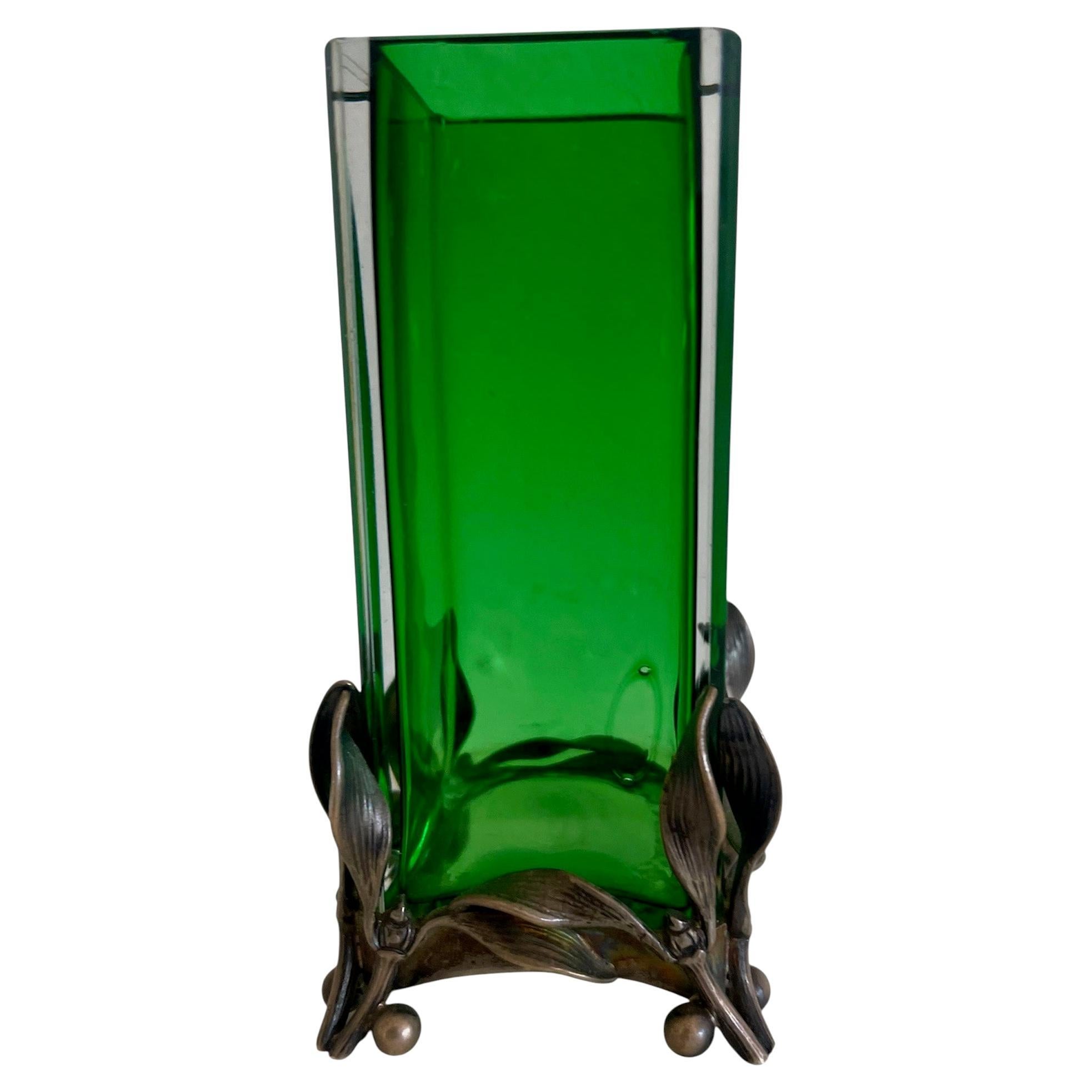 vaso in metallo bianco (probabilmente argento) e vetro verde in stile art nouveau europeo, inizio secolo