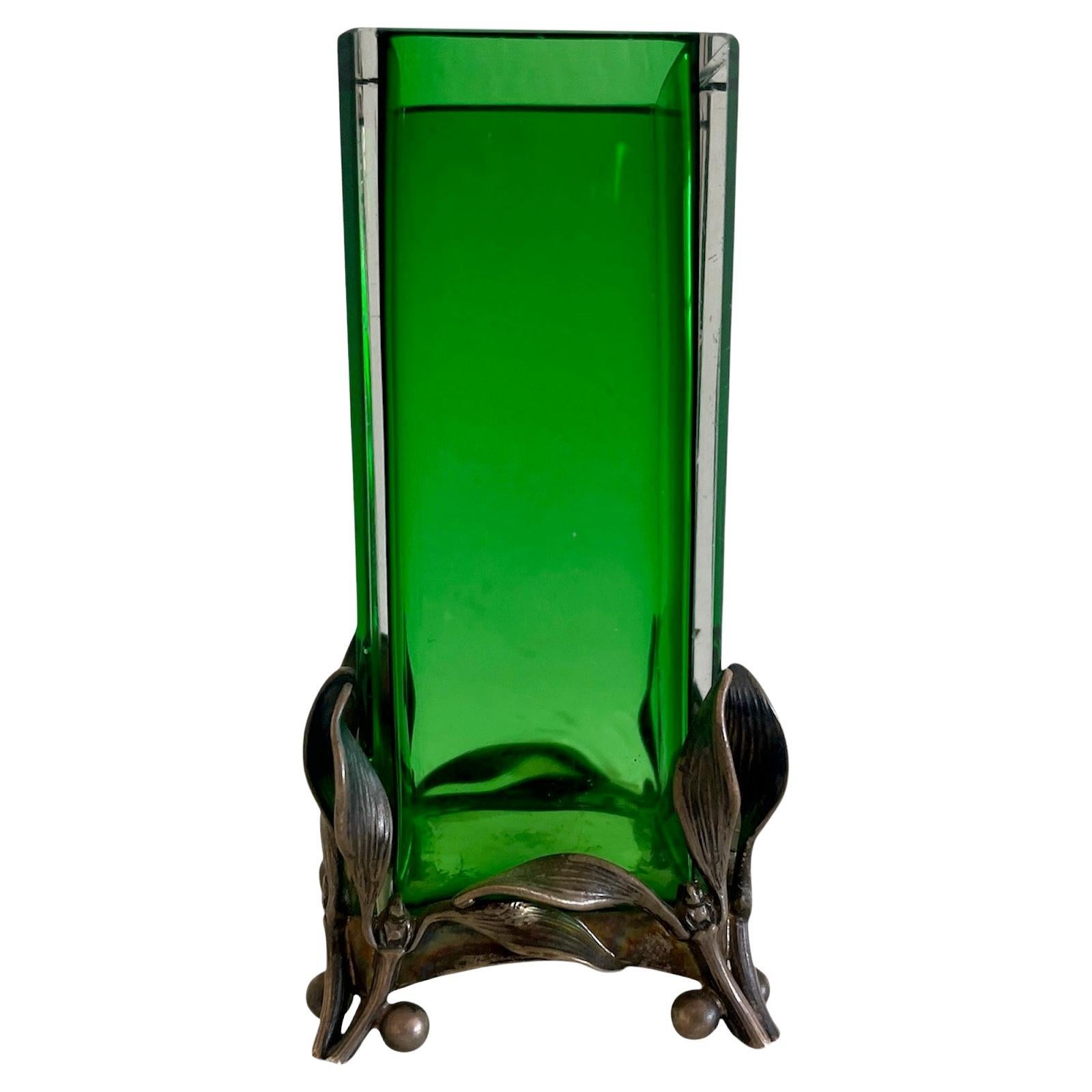 XX secolo un piccolo vaso Art Nouveau europeo in argento e vetro verde, inizio secolo in vendita