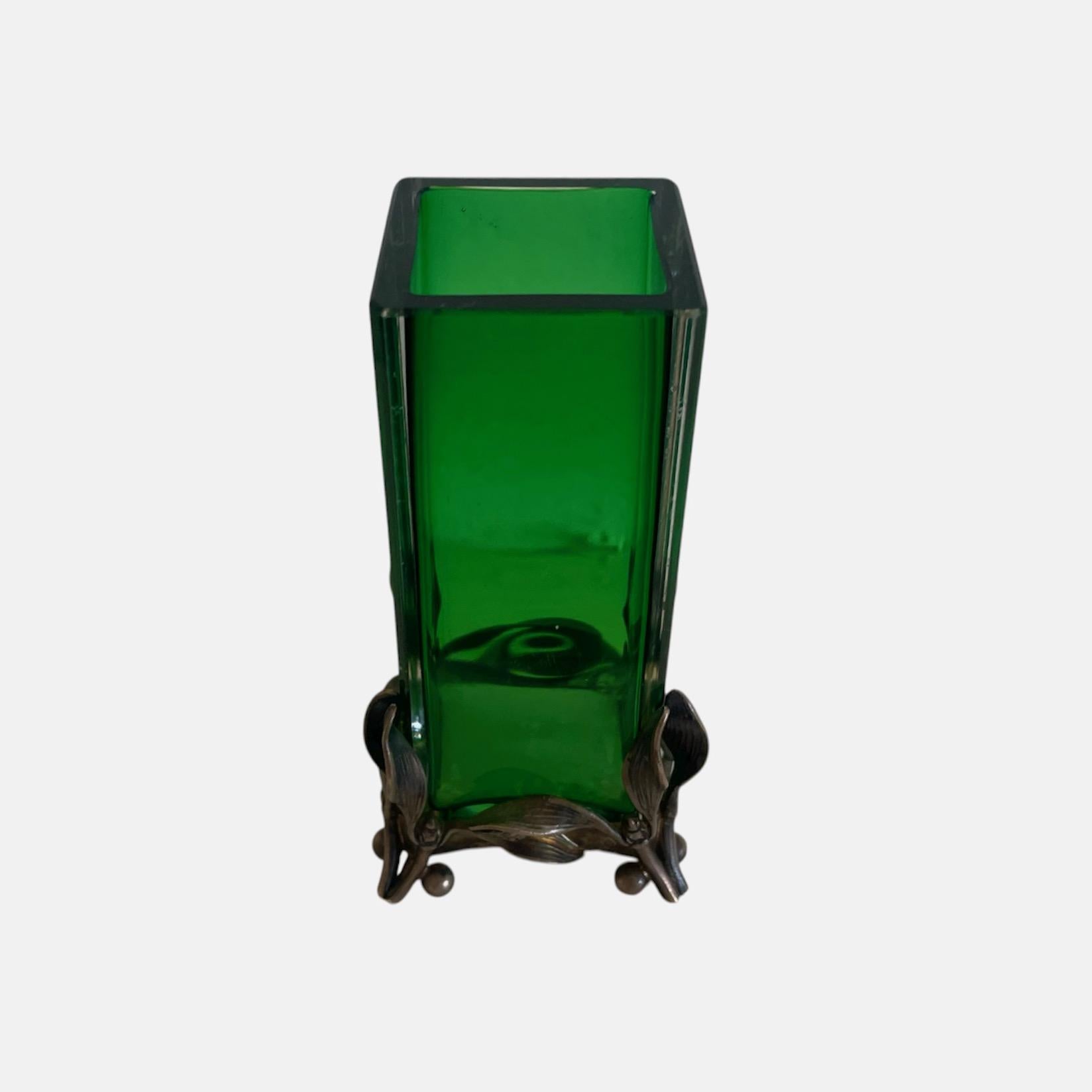 un piccolo vaso Art Nouveau europeo in argento e vetro verde, inizio secolo in vendita 2