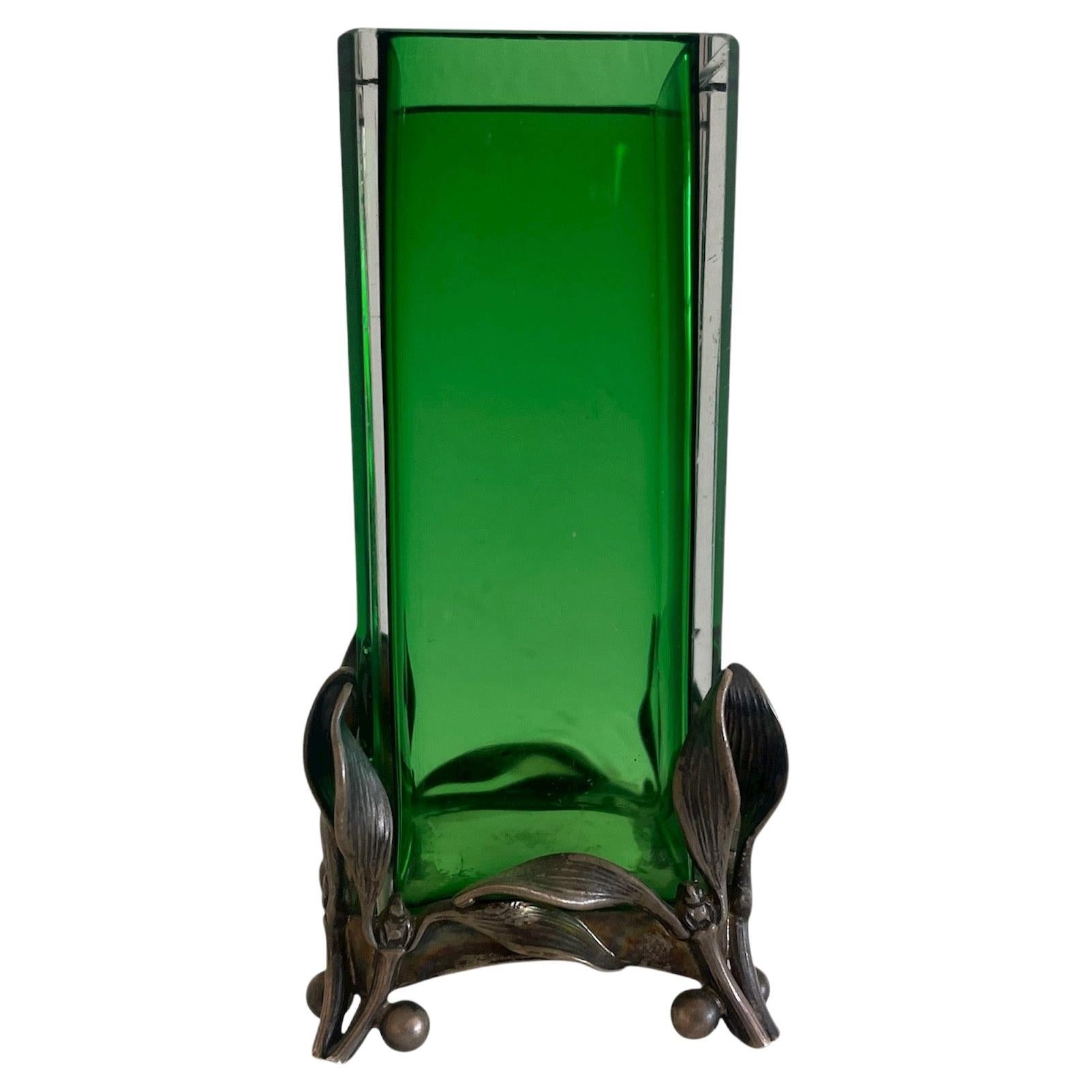 un piccolo vaso Art Nouveau europeo in argento e vetro verde, inizio secolo in vendita