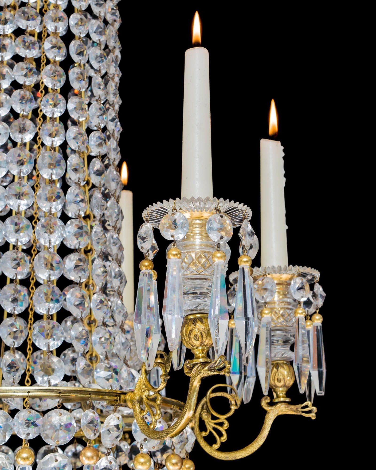 Il lampadario ha un design classico a tenda e a cesto, con spighe graduali a cascata fino alla fascia principale, che emette sei bracci a voluta a forma di drago che sostengono ugelli di candele a diamante e a taglio radiale, il baldacchino di
