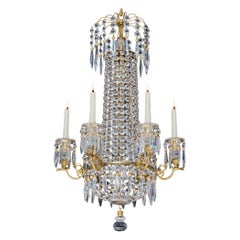 Un piccolo lampadario Regency a sei luci