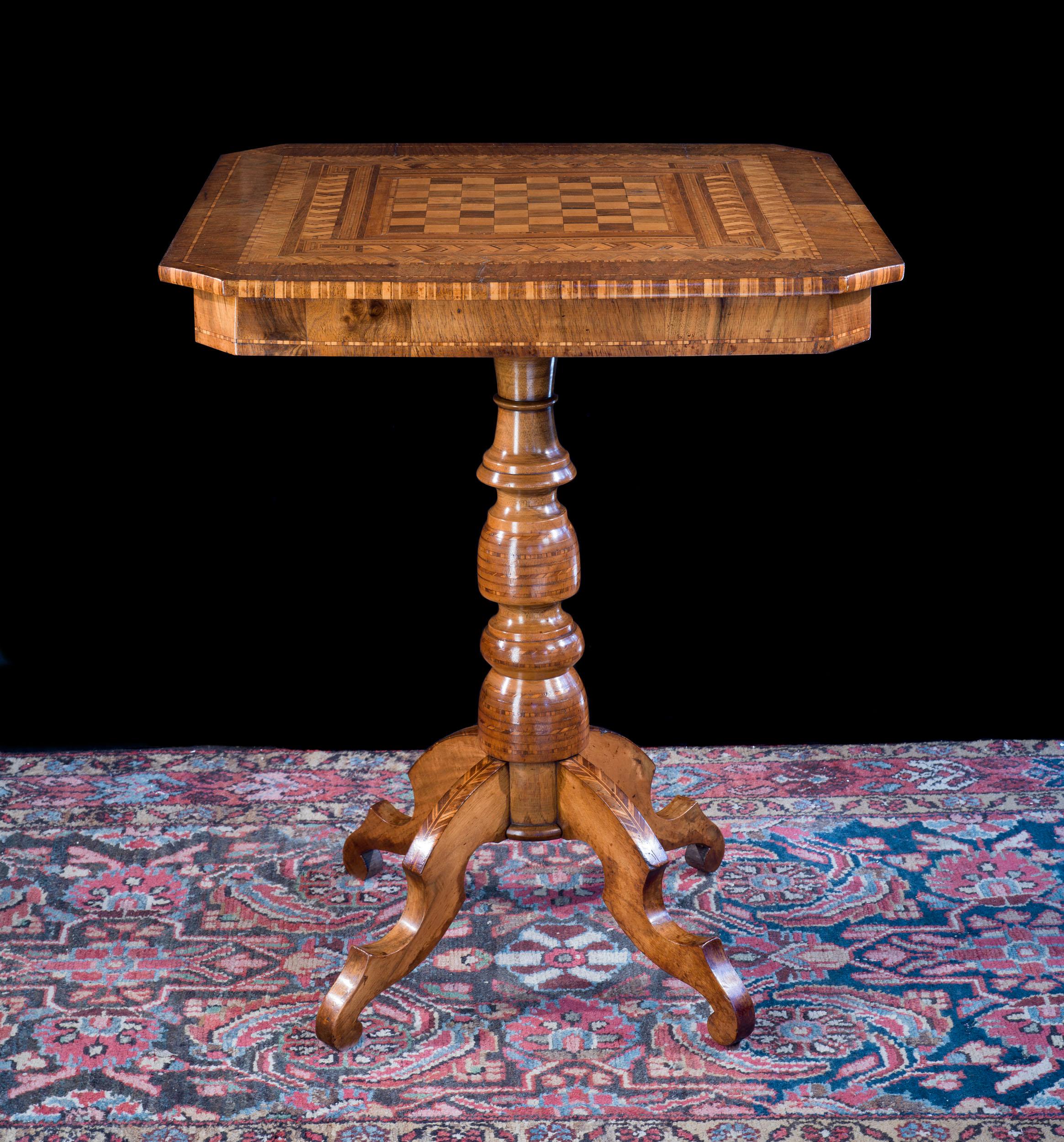 A Small Sorrento Ware Walnut Chess Table In Fair Condition For Sale In London, GB
