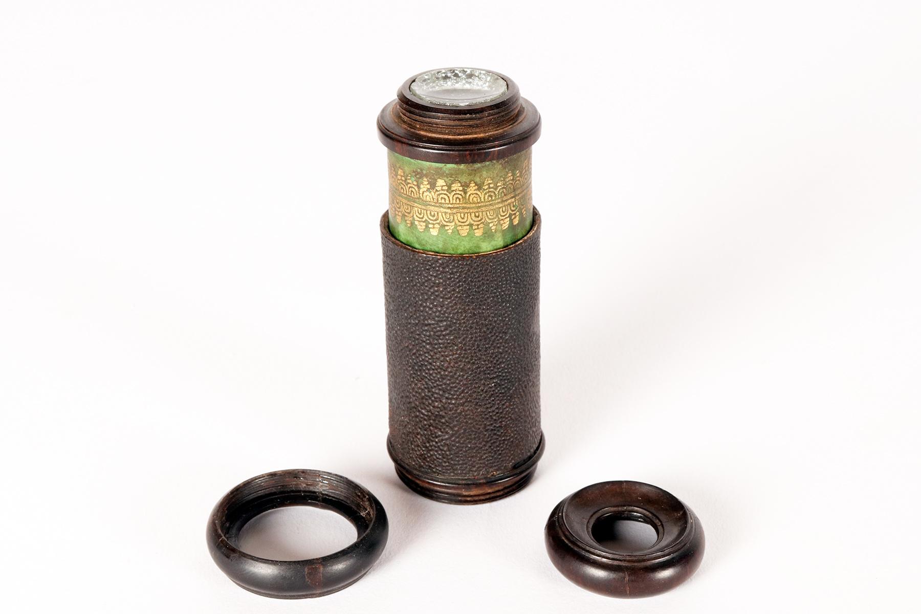 A small telescope in paper, glass and snakewood. Golden decoration. France 1780. For Sale 5