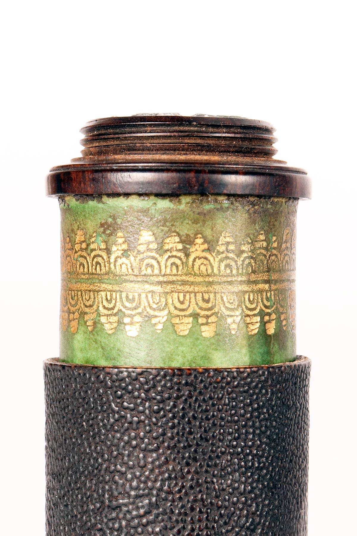 A small telescope in paper, glass and snakewood. Golden decoration. France 1780. For Sale 6