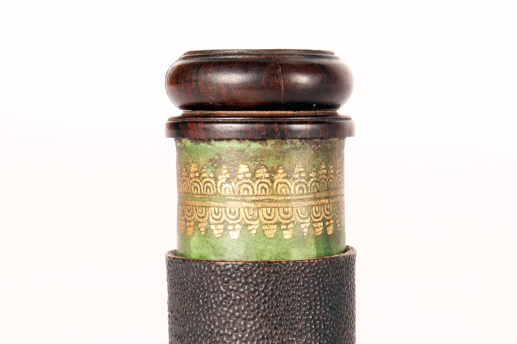 A small telescope in paper, glass and snakewood. Golden decoration. France 1780. For Sale 7
