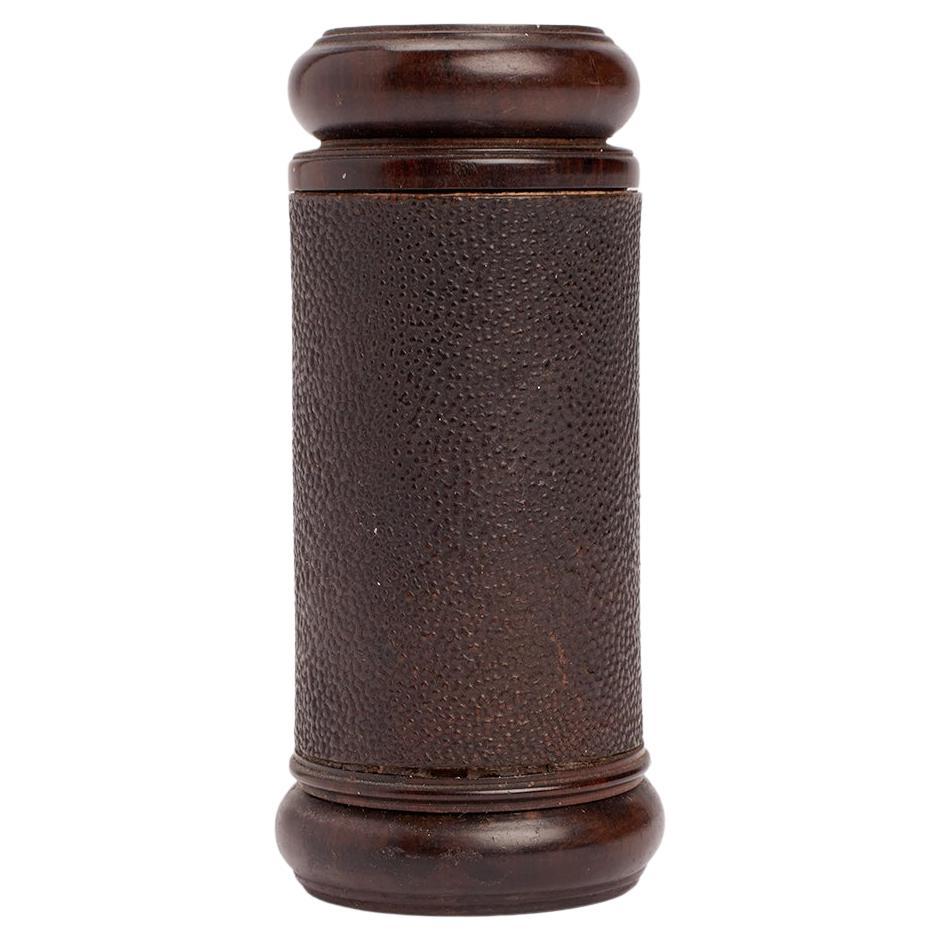 A small pocket telescope with one extension, lens holder and ring in amoretto wood (Brosimum Guianense); objective holder body in green painted and pressed cardboard with rich decoration stamped in gold at the edge of the inner element. The external