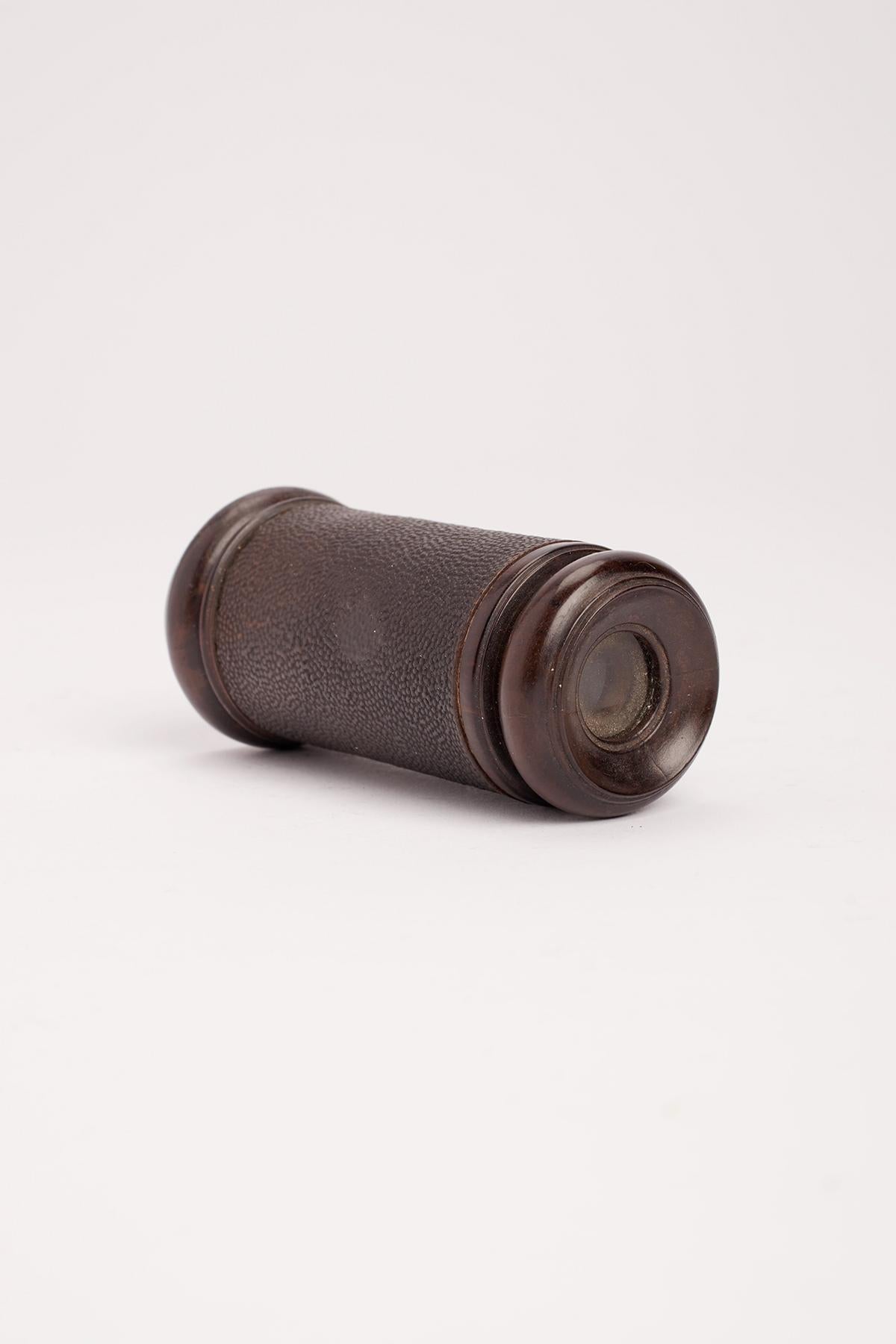 A small telescope in paper, glass and snakewood. Golden decoration. France 1780. In Good Condition For Sale In Milan, IT