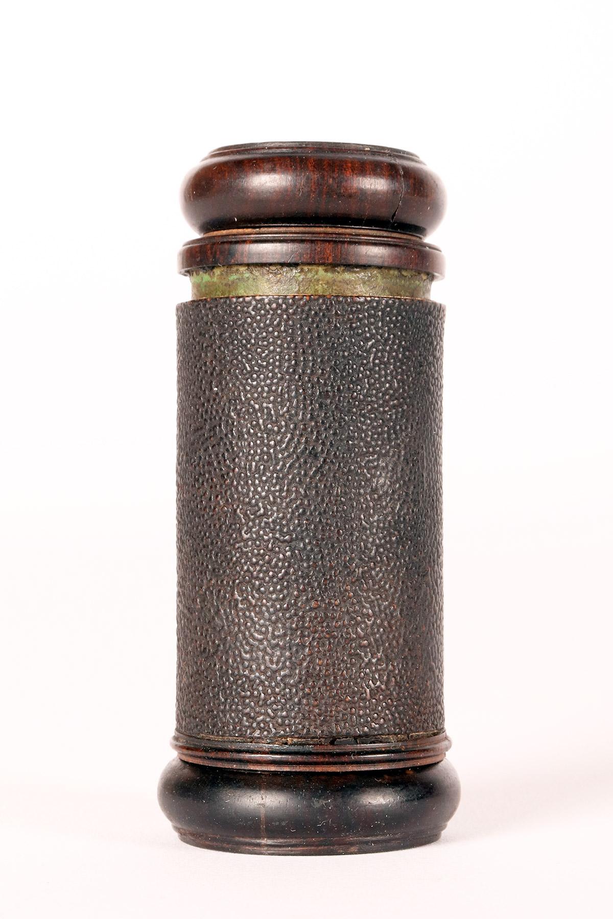 Shagreen A small telescope in paper, glass and snakewood. Golden decoration. France 1780. For Sale