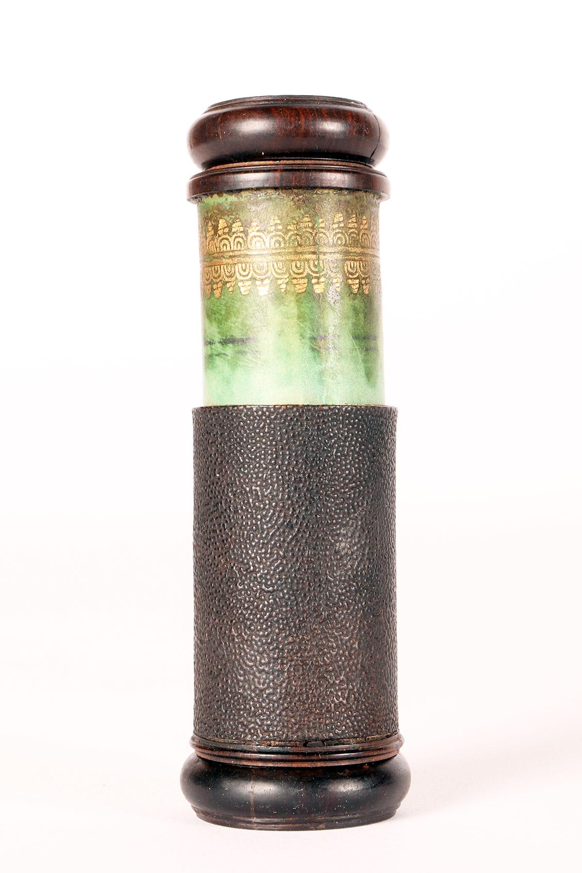 A small telescope in paper, glass and snakewood. Golden decoration. France 1780. For Sale 1