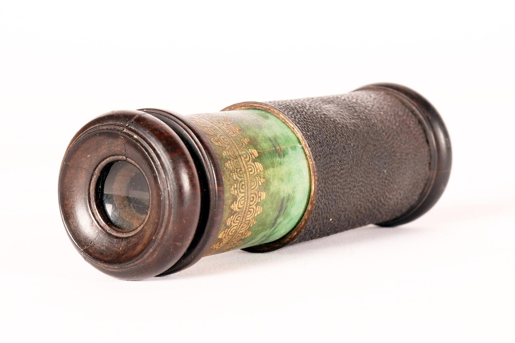 A small telescope in paper, glass and snakewood. Golden decoration. France 1780. For Sale 2