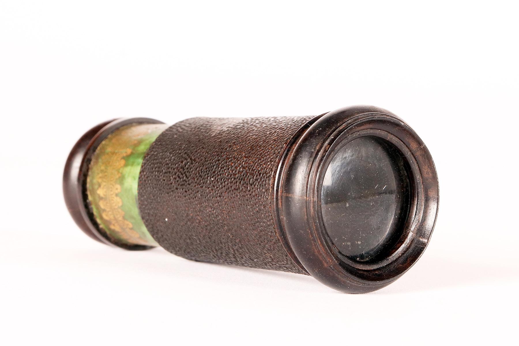 A small telescope in paper, glass and snakewood. Golden decoration. France 1780. For Sale 3