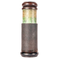 Un petit télescope en papier, verre et bois de serpent Décoration dorée. France 1780.