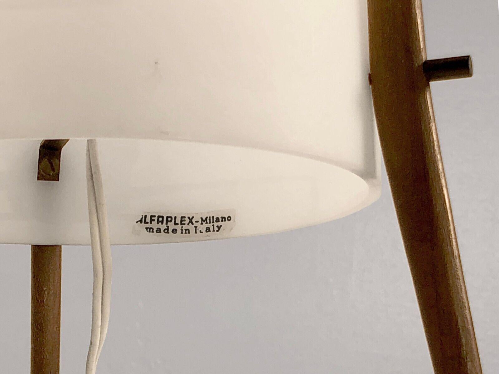 A Small MID-CENTURY-MODERN MODERNIST Tripod TABLE LAMP by ALFAPLEX, Italy 1950 Moderno de mediados de siglo en venta
