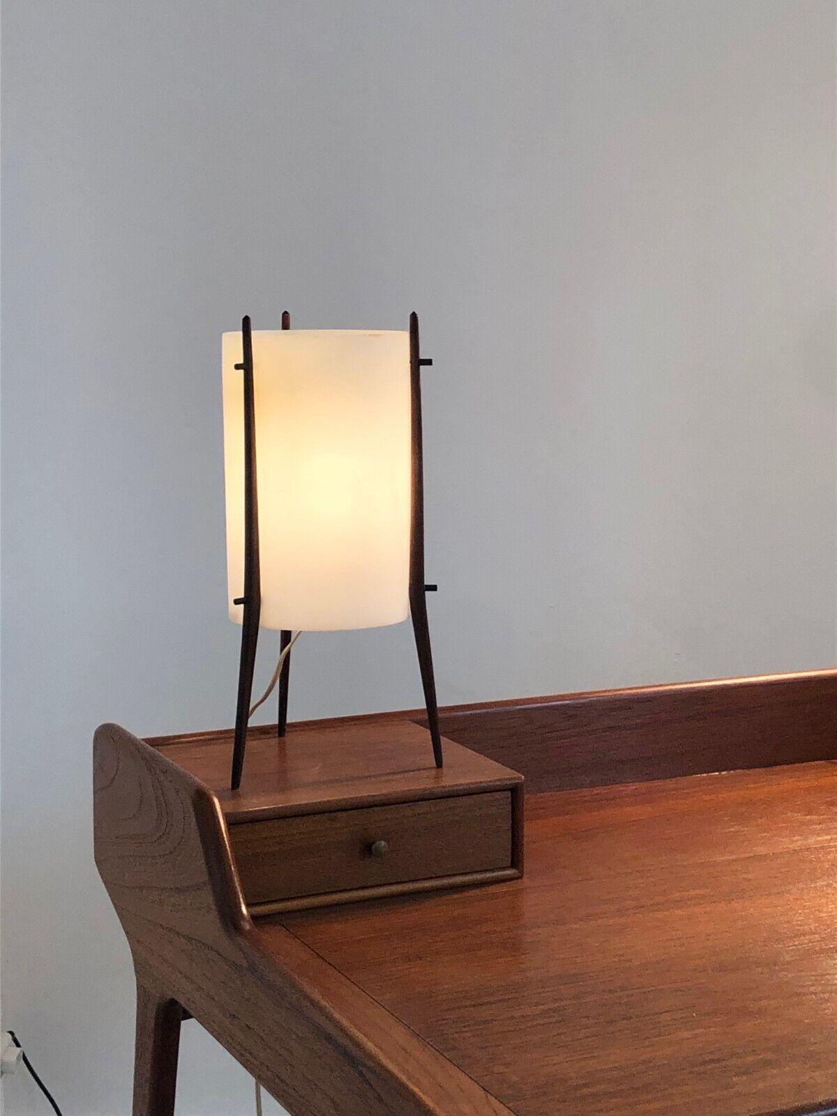 A Small MID-CENTURY-MODERN MODERNIST Tripod TABLE LAMP by ALFAPLEX, Italy 1950 In Good Condition For Sale In PARIS, FR