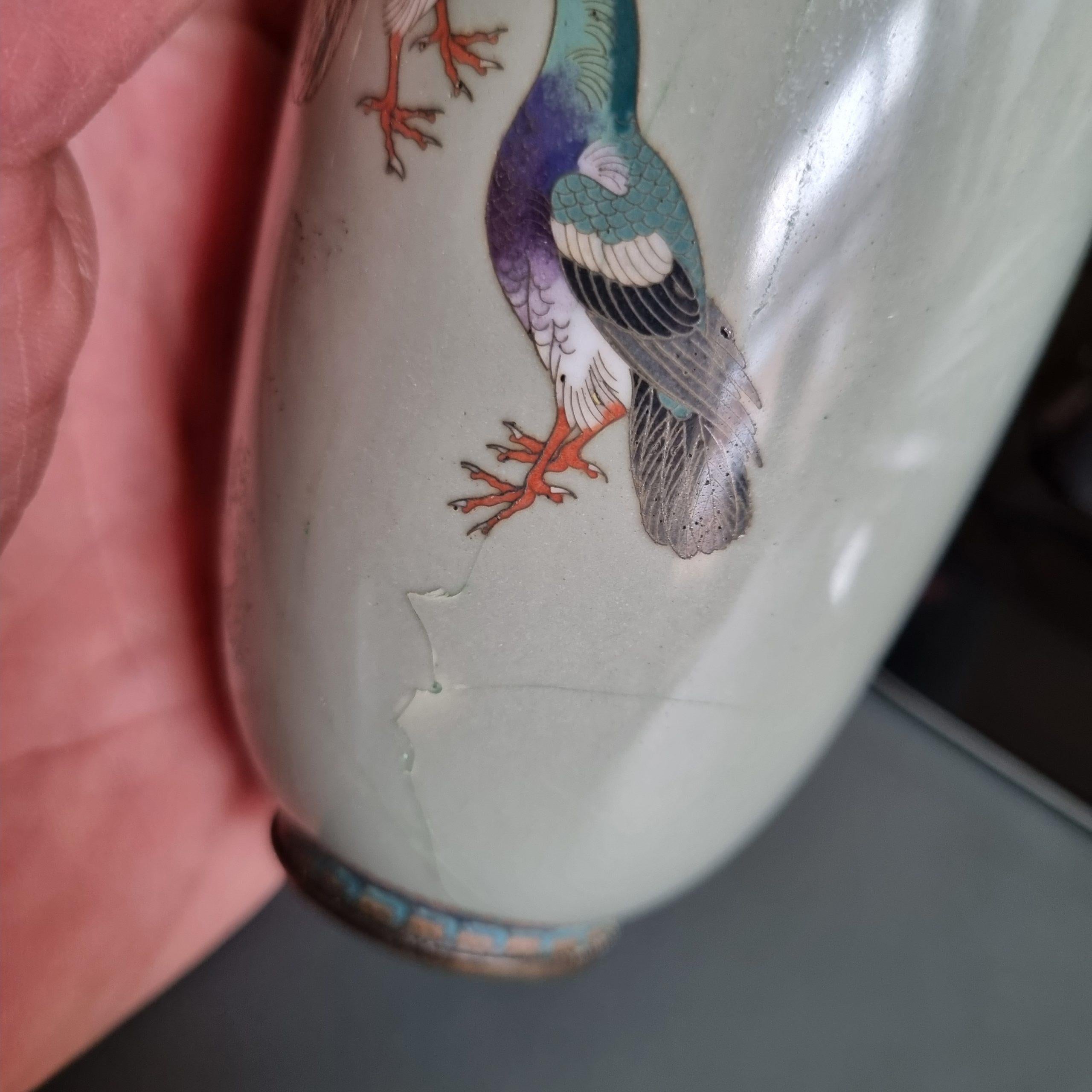 Petit vase avec oiseaux colombe pigeon émail cloisonné Période Meiji '1868-1912' en vente 4