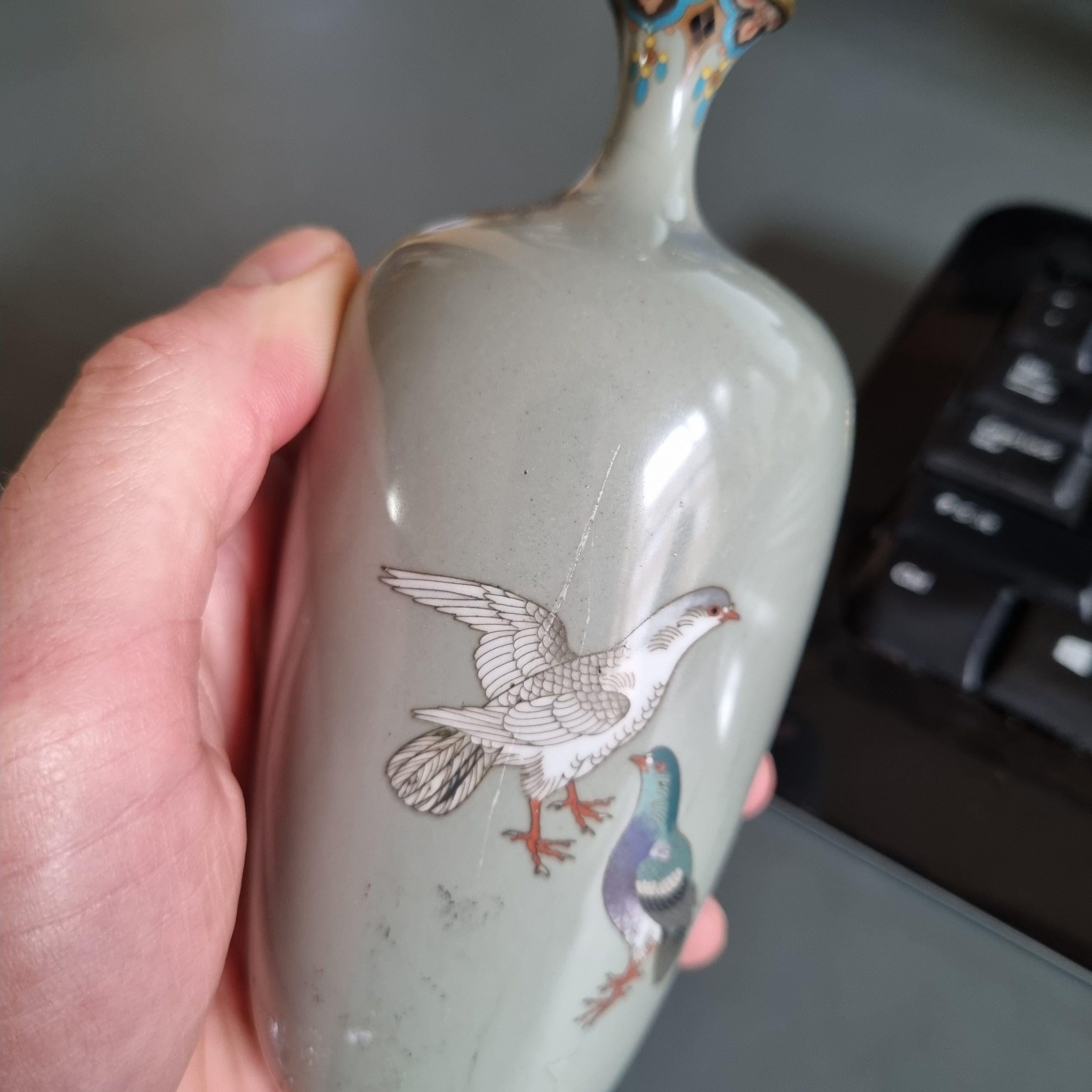 Petit vase avec oiseaux colombe pigeon émail cloisonné Période Meiji '1868-1912' en vente 6