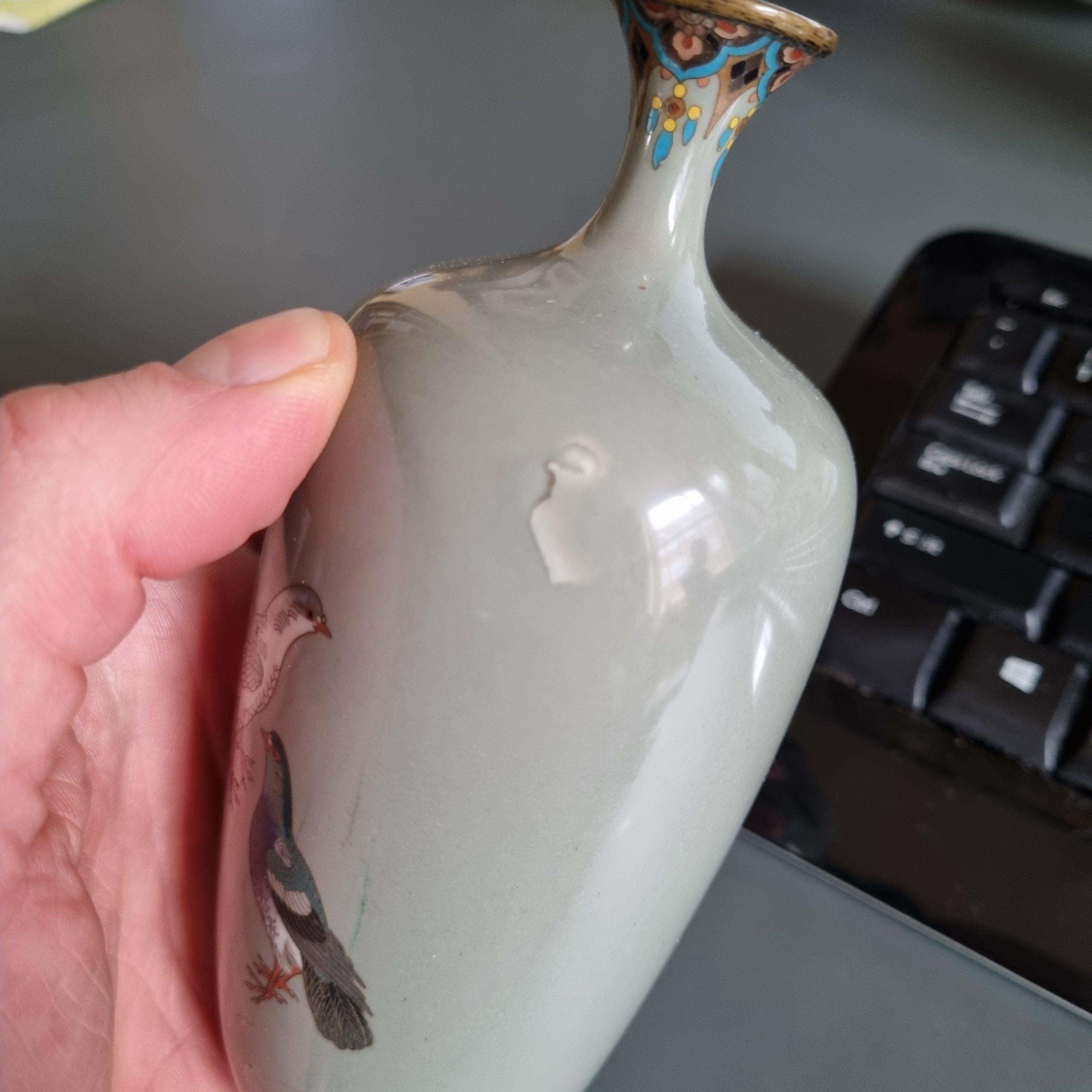 Petit vase avec oiseaux colombe pigeon émail cloisonné Période Meiji '1868-1912' en vente 7