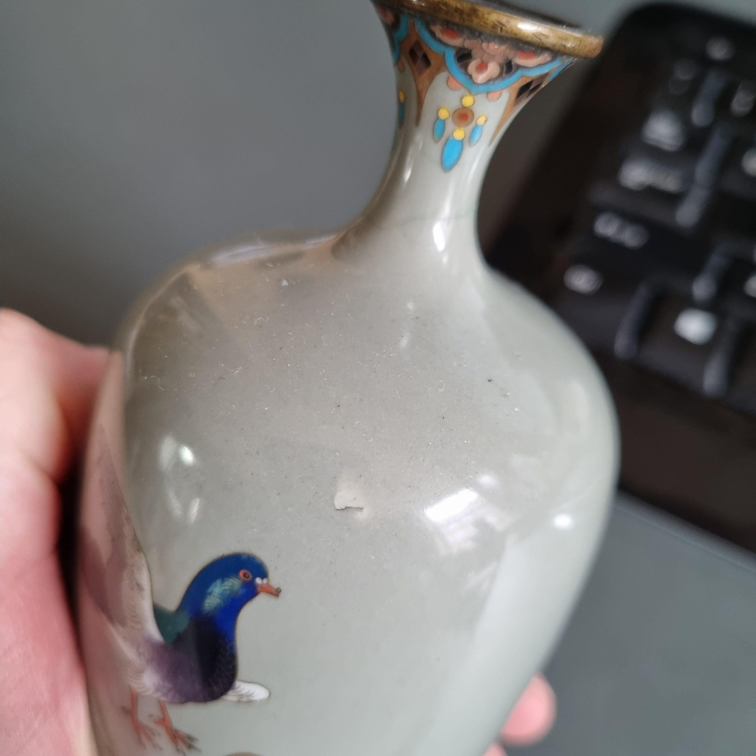 Petit vase avec oiseaux colombe pigeon émail cloisonné Période Meiji '1868-1912' en vente 8