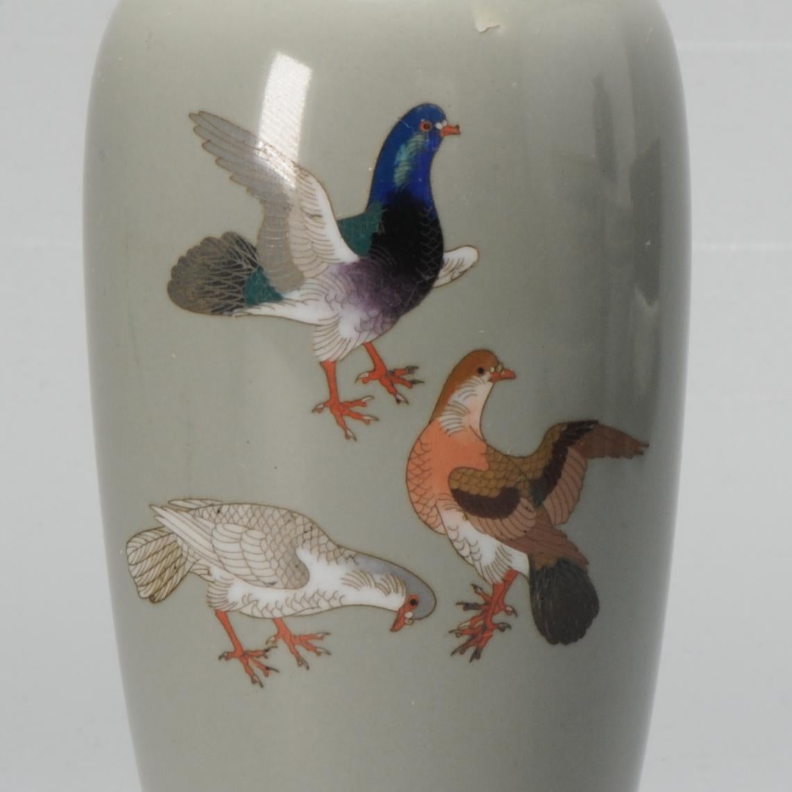 Japonais Petit vase avec oiseaux colombe pigeon émail cloisonné Période Meiji '1868-1912' en vente