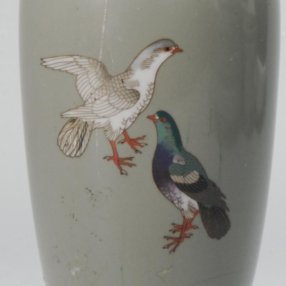 Petit vase avec oiseaux colombe pigeon émail cloisonné Période Meiji '1868-1912' Bon état - En vente à Amsterdam, Noord Holland