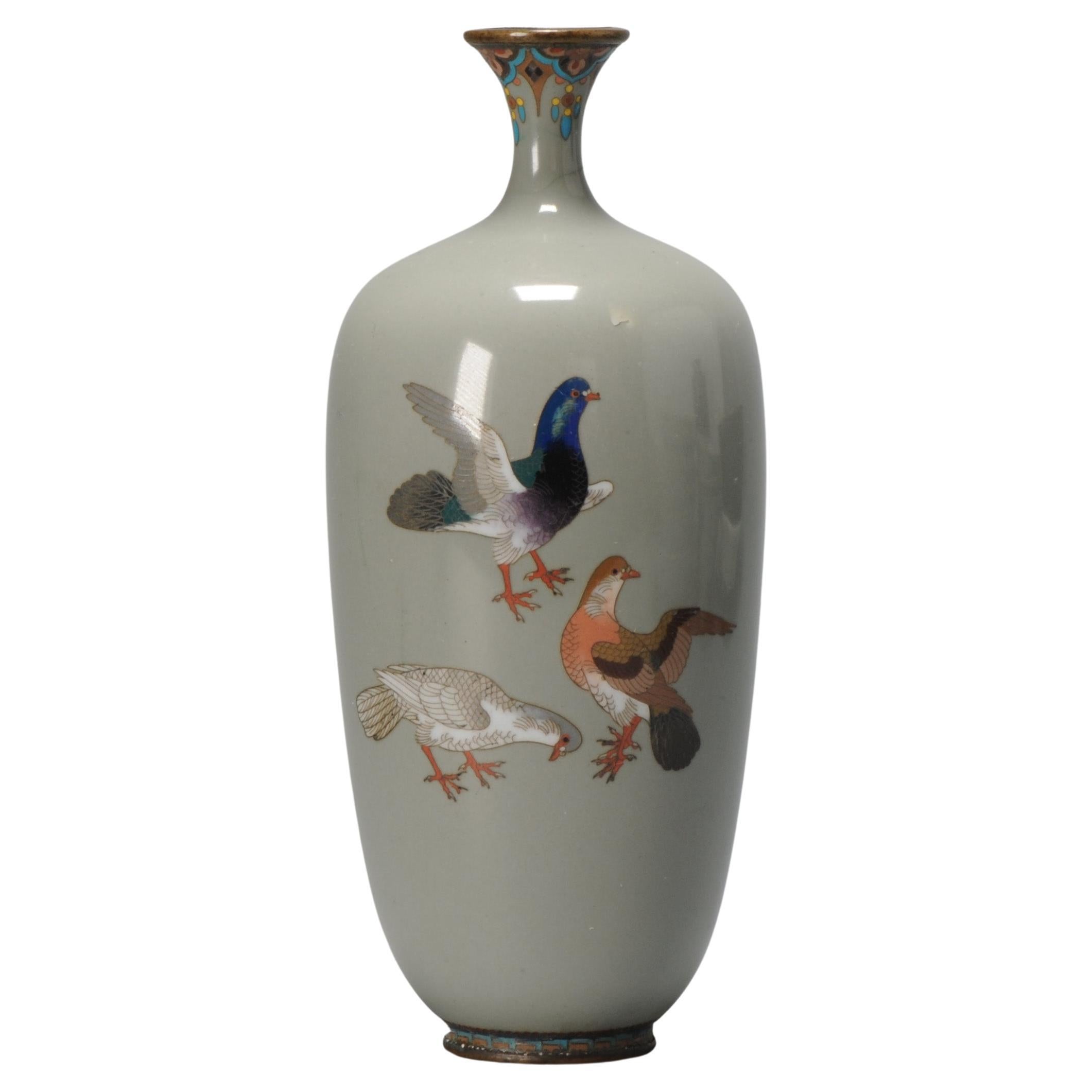Petit vase avec oiseaux colombe pigeon émail cloisonné Période Meiji '1868-1912' en vente