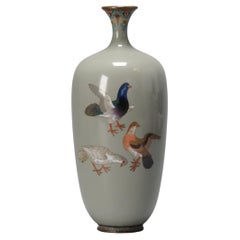 Petit vase avec oiseaux colombe pigeon émail cloisonné Période Meiji '1868-1912'