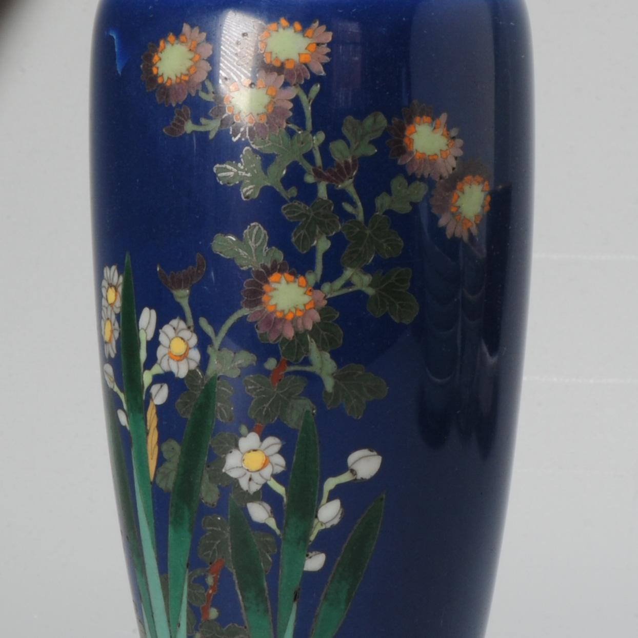Petit vase avec fleurs sur émail bleu cloisonné ère Meiji '1868-1912'. en vente 4