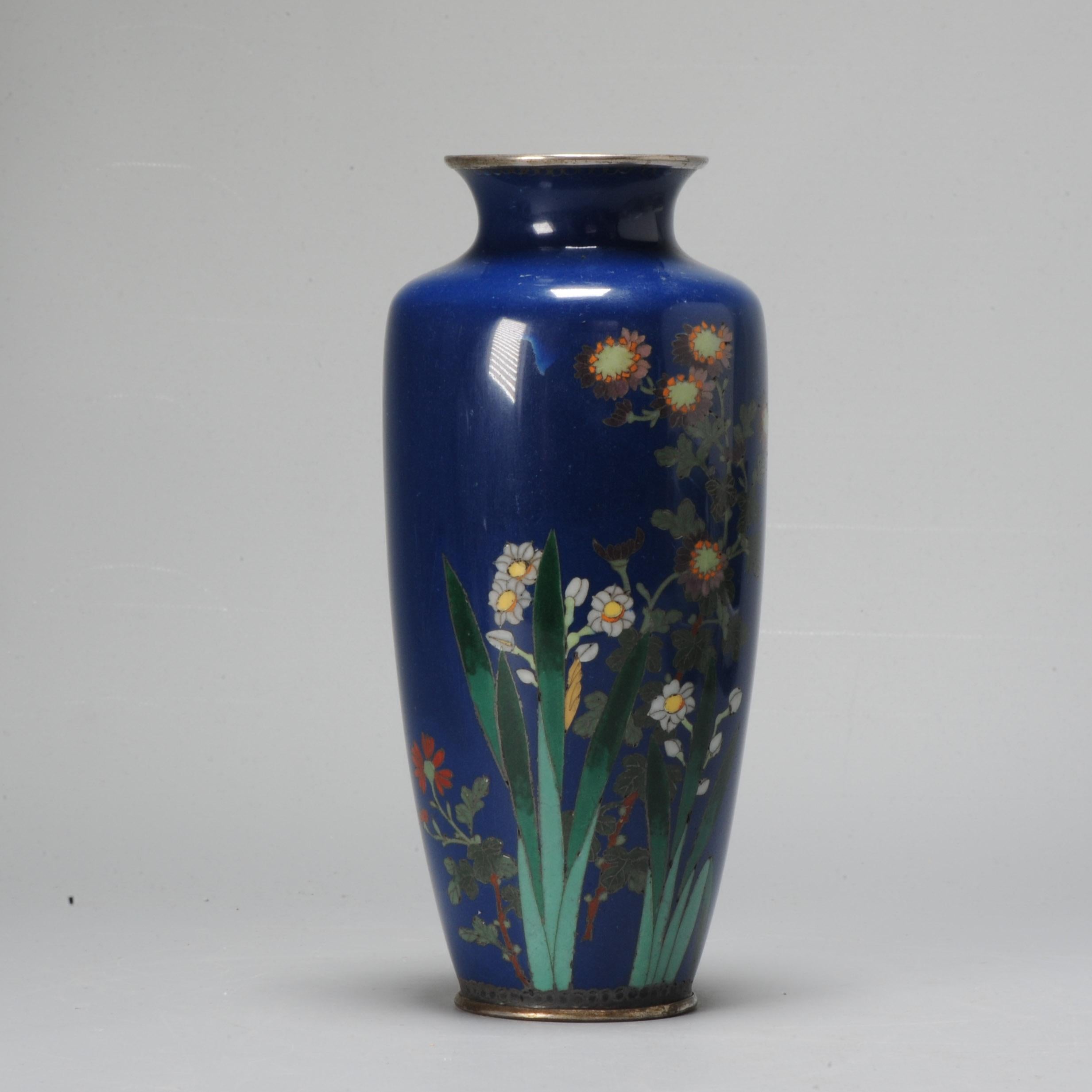 Petit vase avec fleurs sur émail bleu cloisonné ère Meiji '1868-1912'. en vente 1