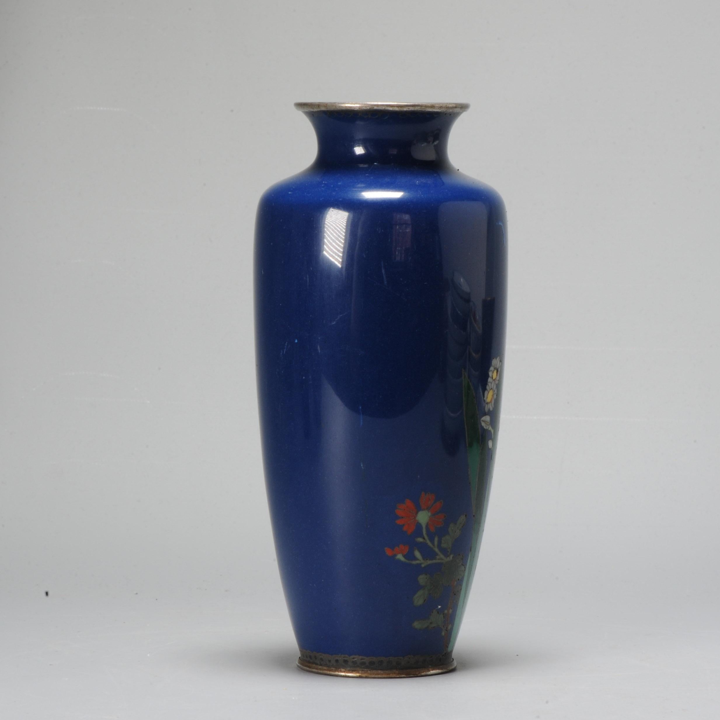 Petit vase avec fleurs sur émail bleu cloisonné ère Meiji '1868-1912'. en vente 2