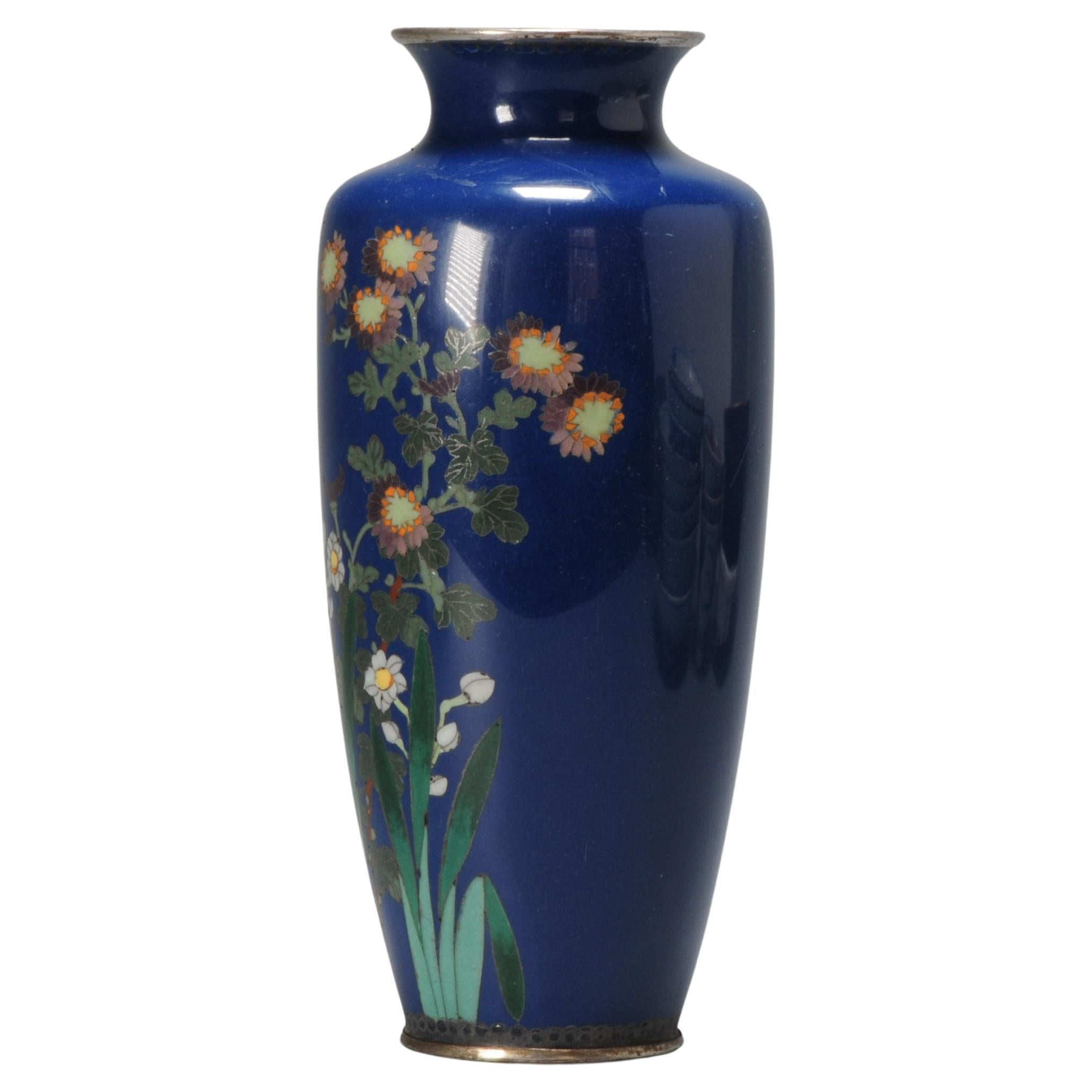 Petit vase avec fleurs sur émail bleu cloisonné ère Meiji '1868-1912'. en vente