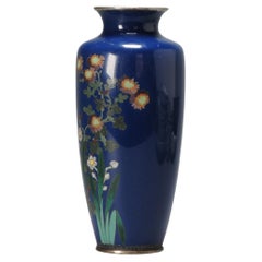 Petit vase avec fleurs sur émail bleu cloisonné ère Meiji '1868-1912'.