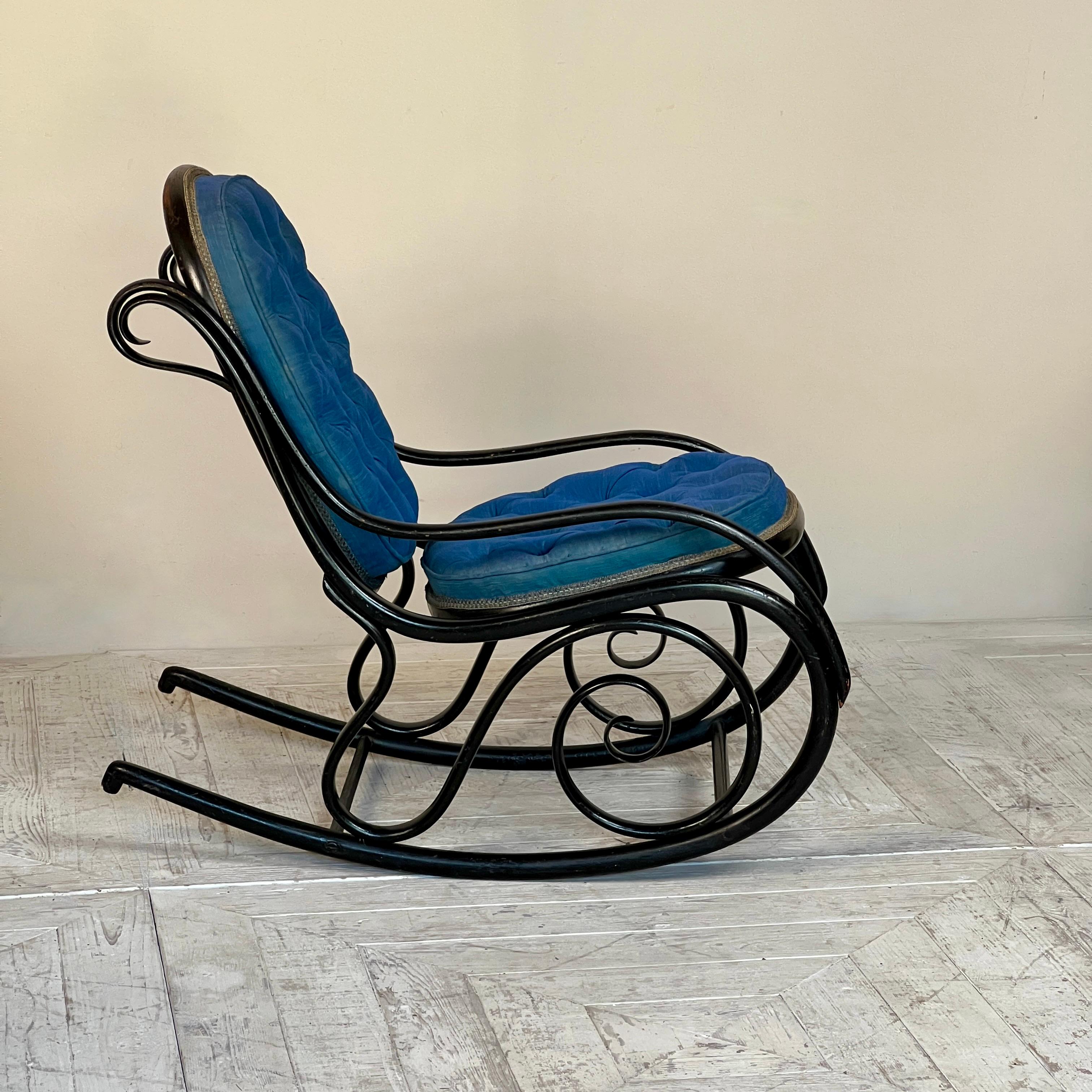 Kleiner viktorianischer Schaukelstuhl aus ebonisiertem Bugholz, wahrscheinlich von Thonet. Schöner Rahmen mit Schnörkeln und blauer Seidenknopflehne und Sitz mit kontrastierender Borte. Ein schöner kleiner Schaukelstuhl. Dem Alter entsprechende