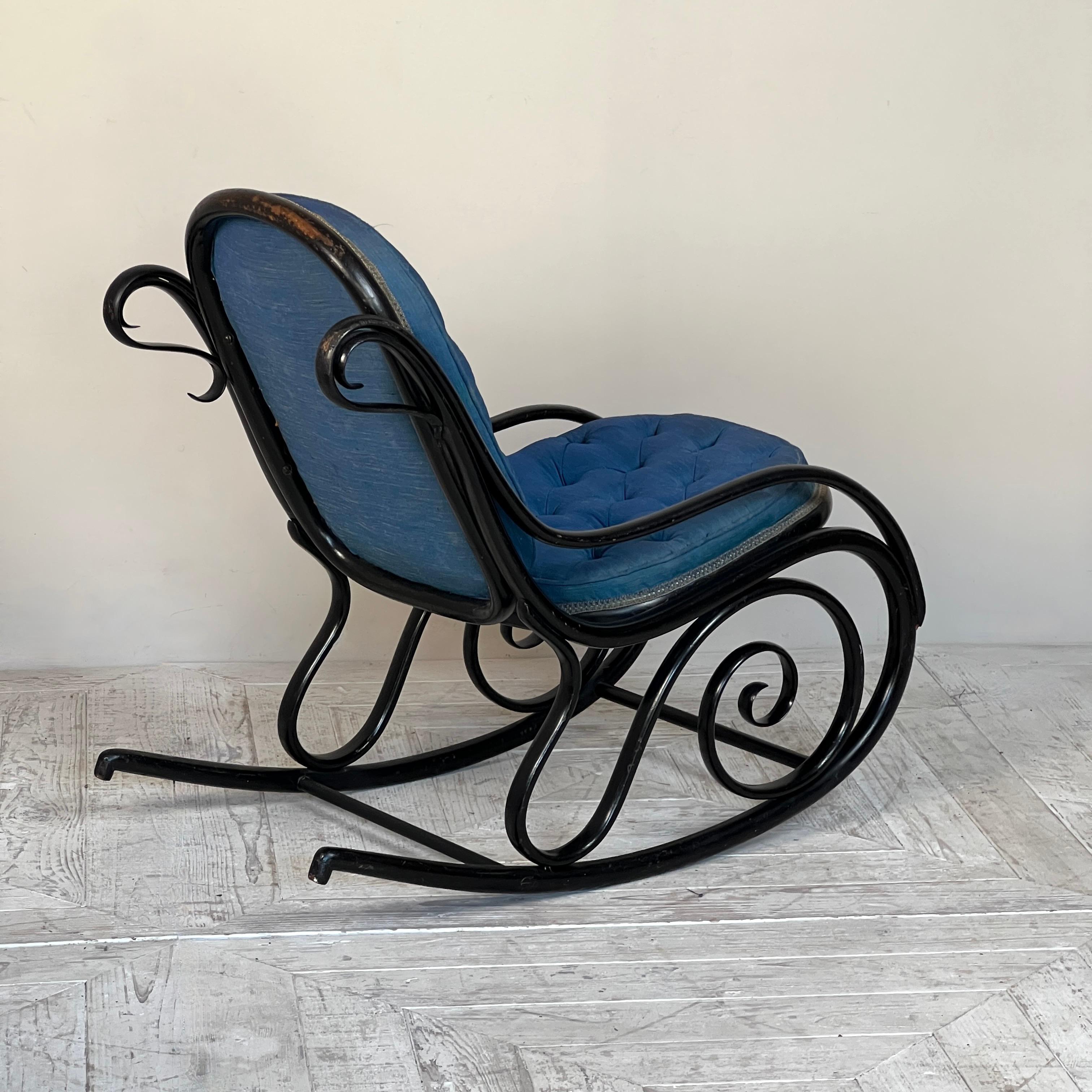 Kleiner viktorianischer Schaukelstuhl aus ebonisiertem Bugholz (Art nouveau) im Angebot