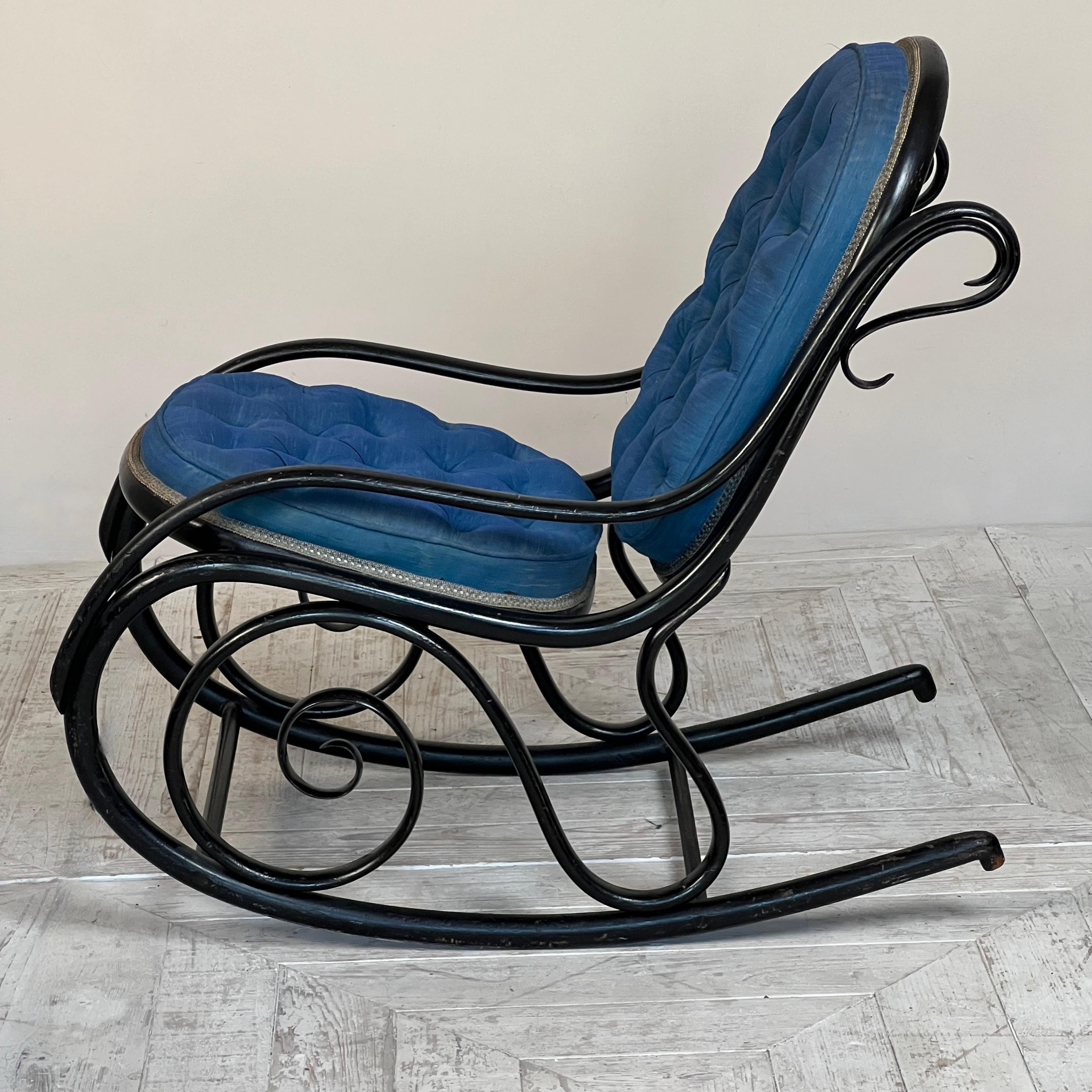 Kleiner viktorianischer Schaukelstuhl aus ebonisiertem Bugholz (Österreichisch) im Angebot