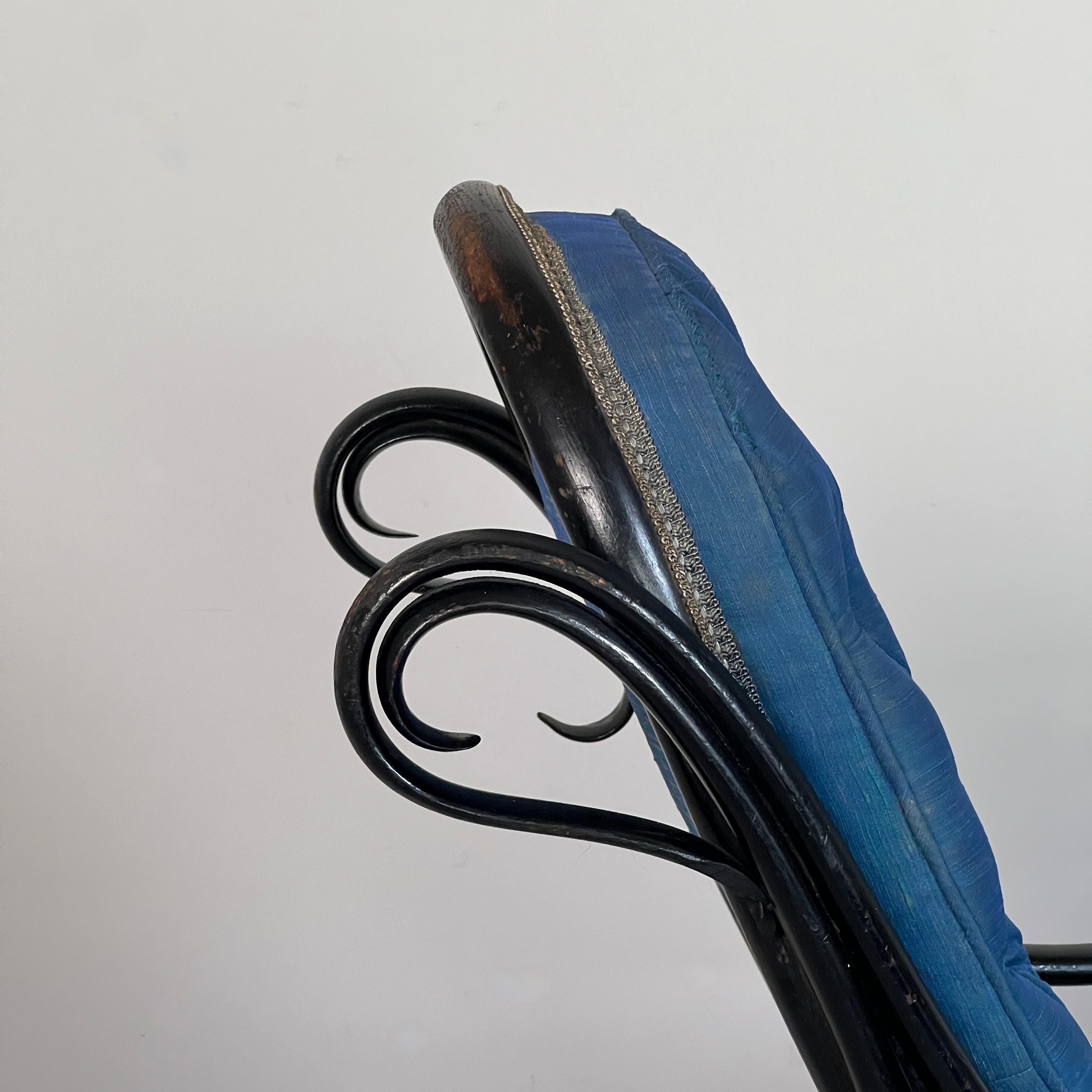 Kleiner viktorianischer Schaukelstuhl aus ebonisiertem Bugholz (19. Jahrhundert) im Angebot