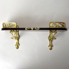 Una piccola mensola a muro con decorazioni dorate. Art Nouveau, inizio XX secolo